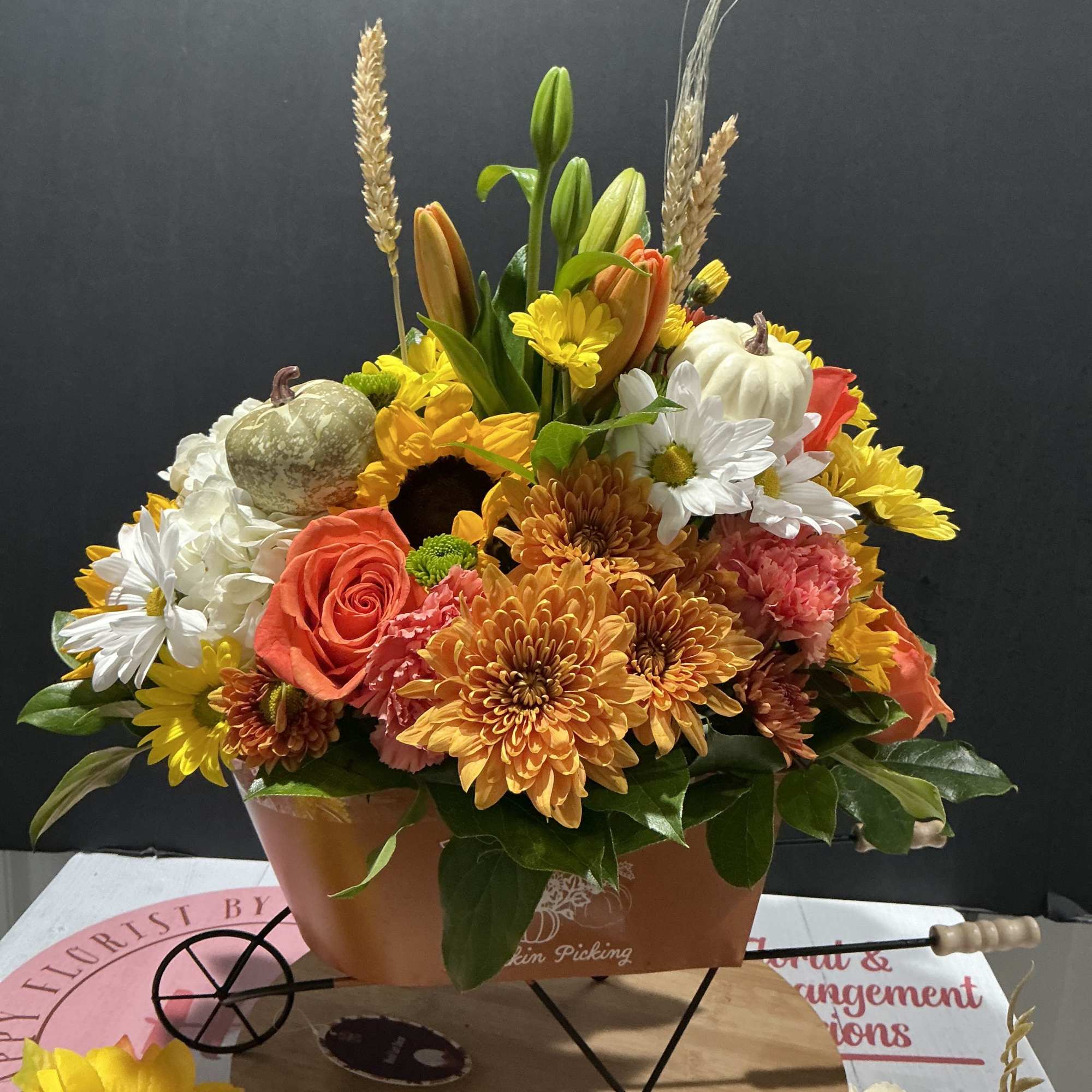 Lleva a tu mesa est&aacute; carreta de flores anaranjadas y frutos demuestra