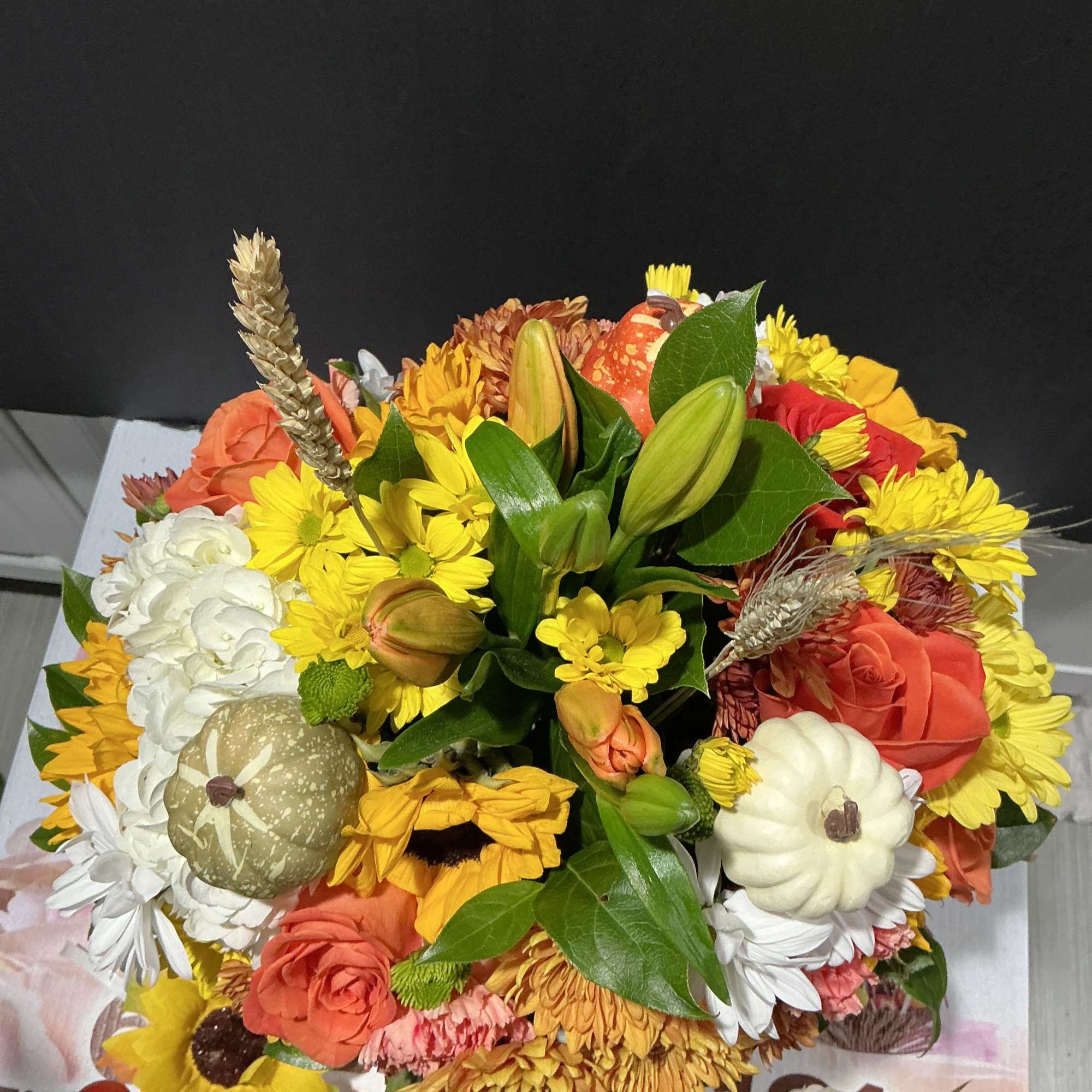 Lleva a tu mesa est&aacute; carreta de flores anaranjadas y frutos demuestra, photo 2 of 3