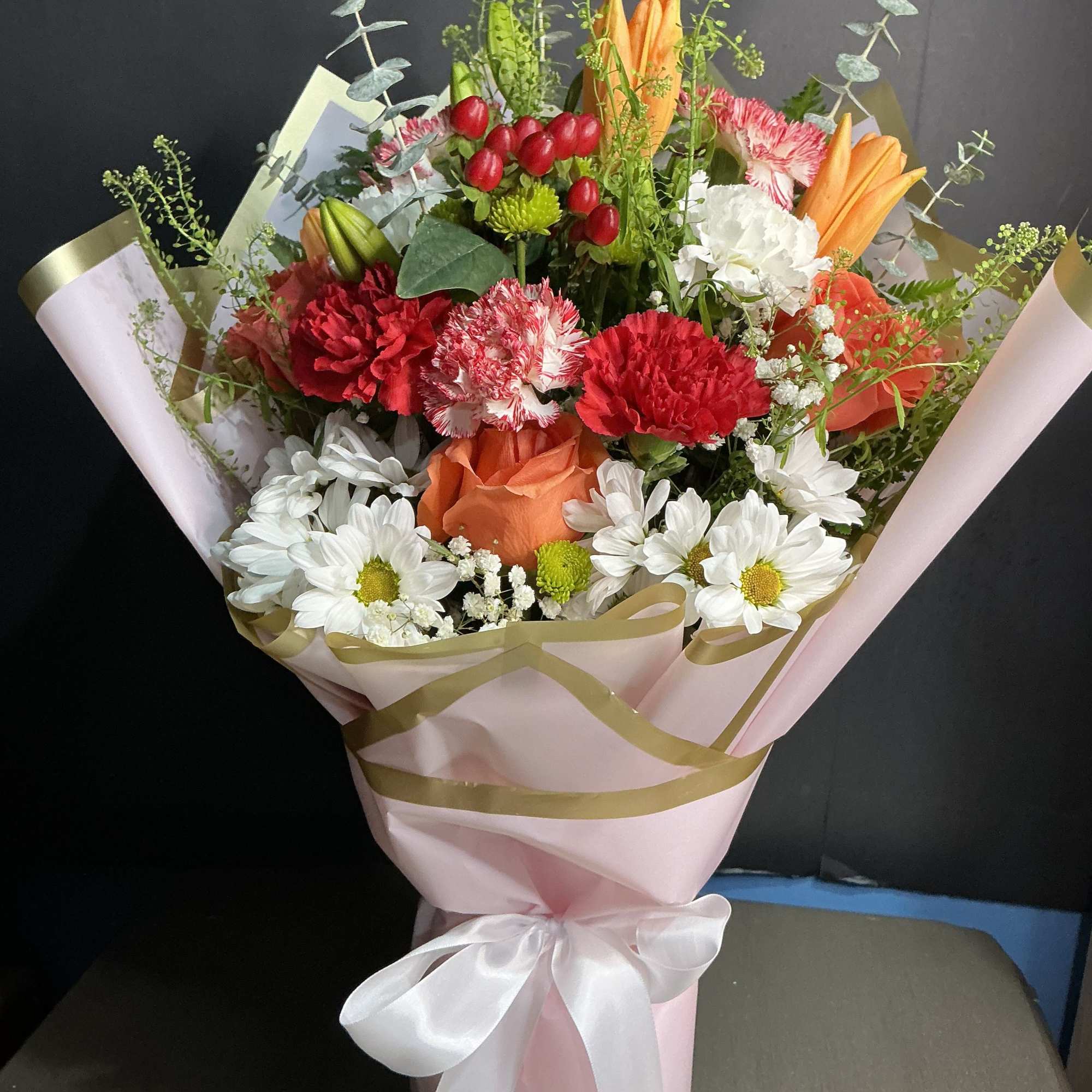 These arrangement it&rsquo;s ready for any special occasion 

Lilies, carnations, chisanthemums and
