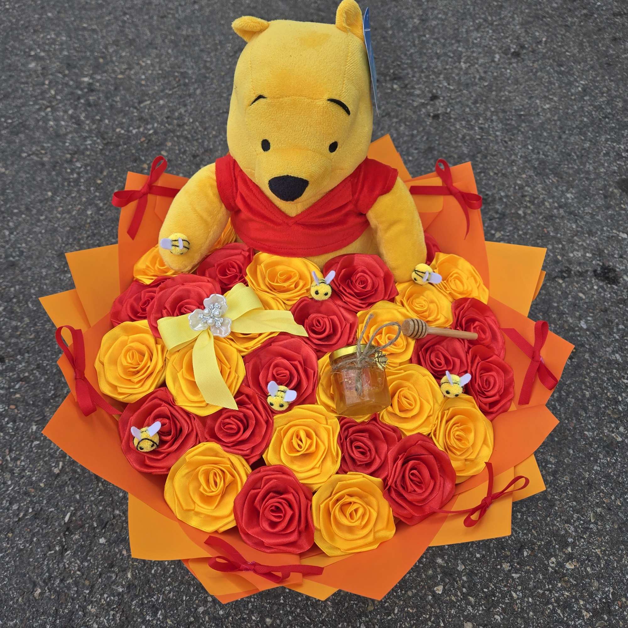 Ramo tematico de 35 rosas eternas. incluye jarra de miel real.