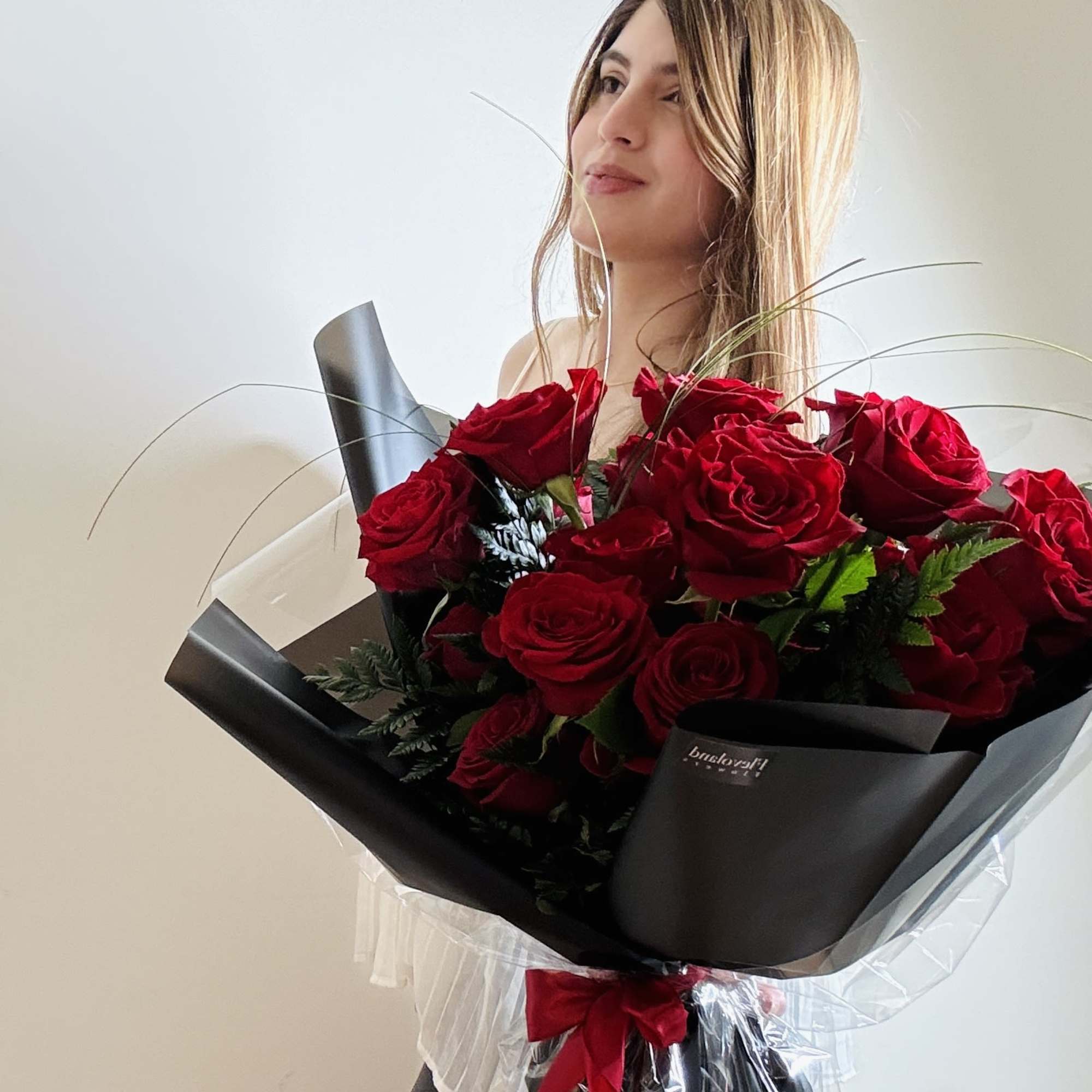 Premium Ecuadorian red roses, designed with a clean and refined finish.

Accented with, photo 4 of 4