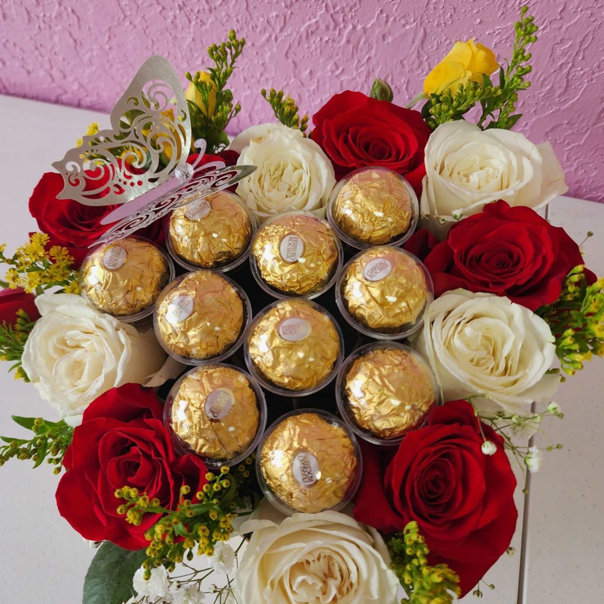 Beautiful arrangemet in a heart box.pic the  Colors . Red, Pink, photo 2 of 2