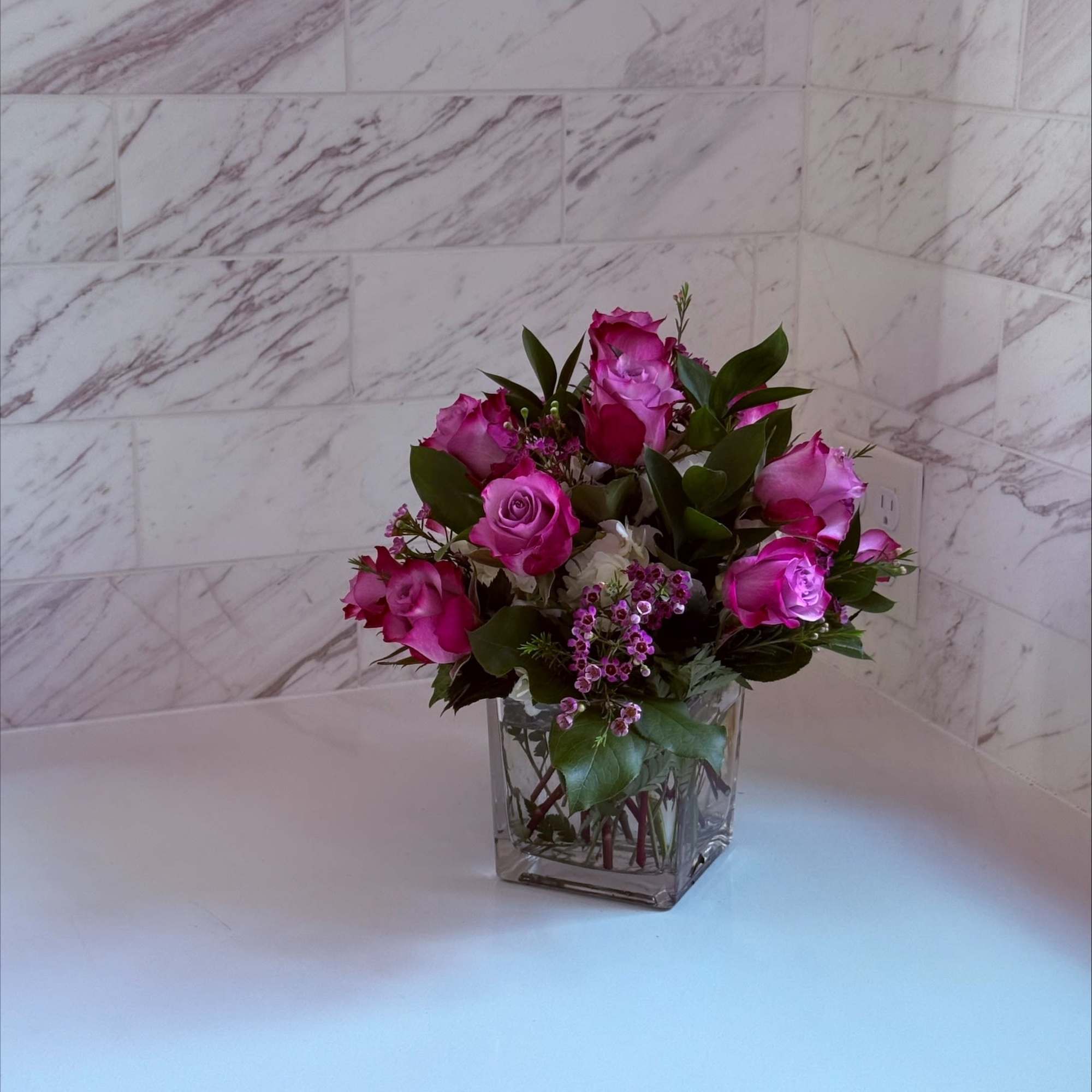 Pink roses arranged in a clear square glass vase, photo 3 of 3