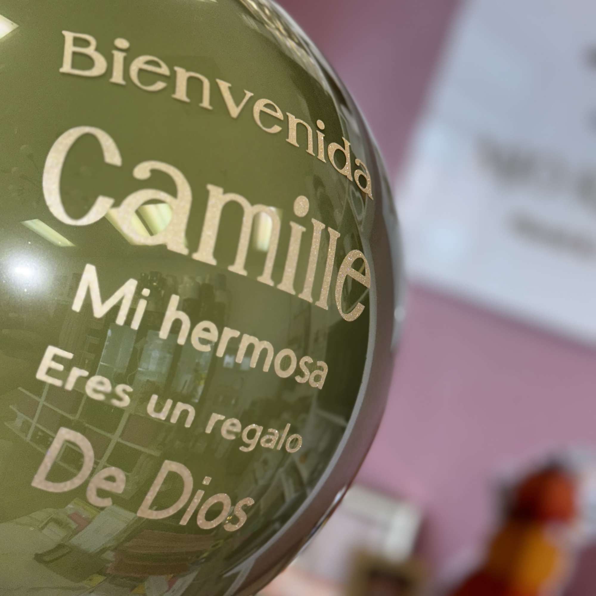 Green balloon with Spanish welcome text