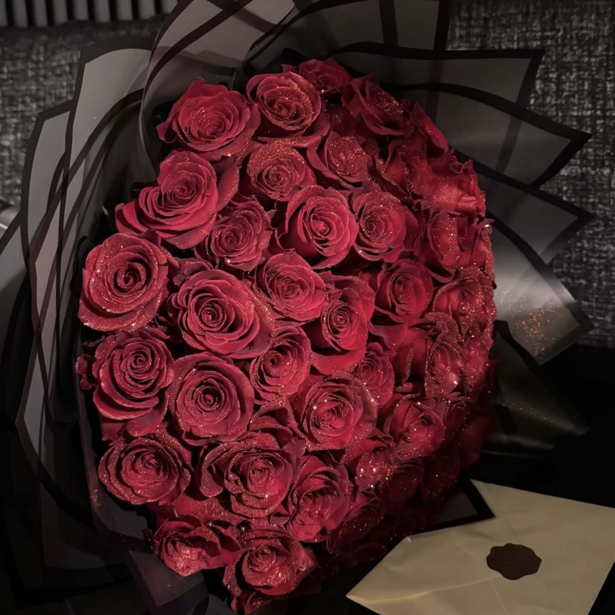 Standard - 25 roses
Deluxe - 48-50 roses
Premium - 100 roses
A bouquet of