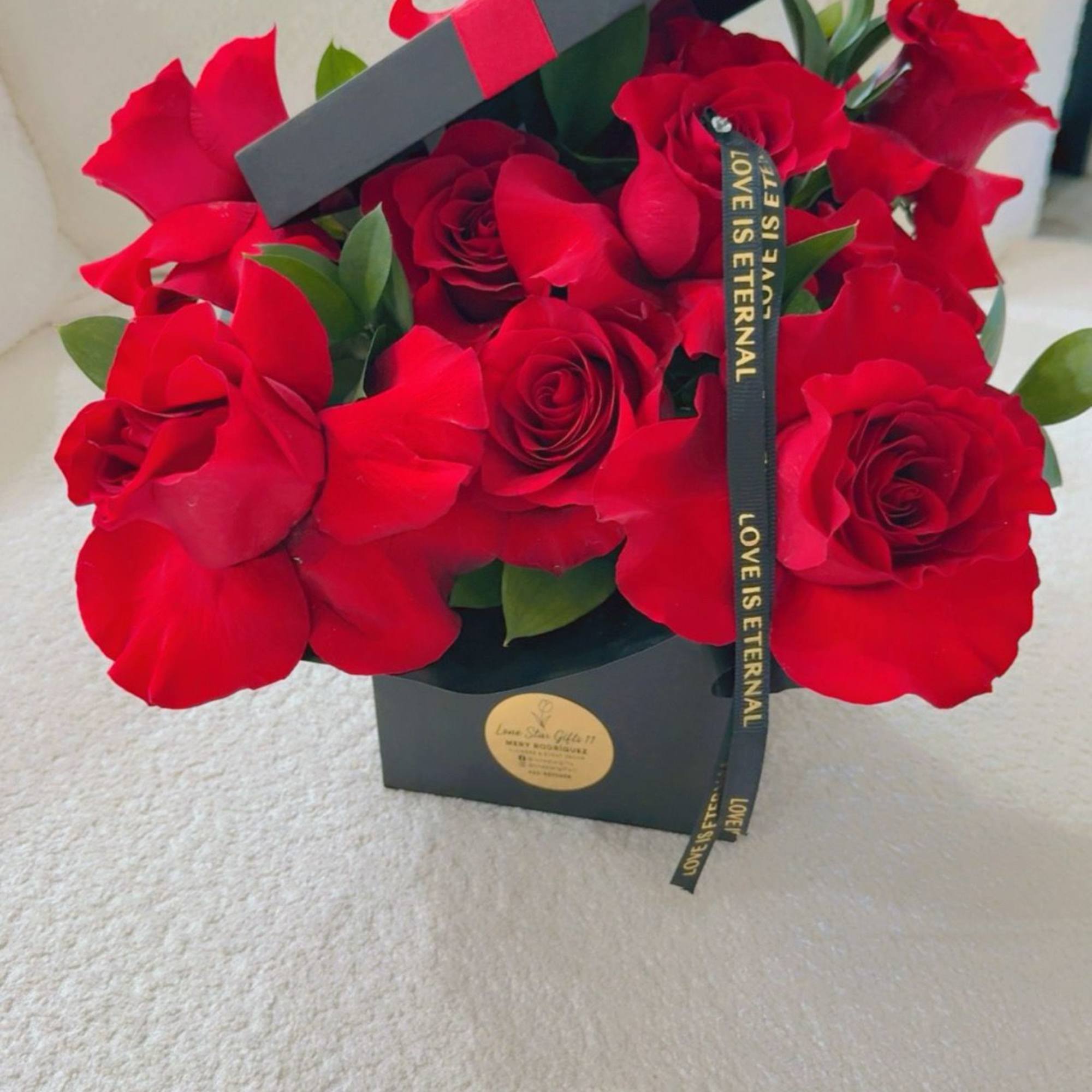 Elegant, timeless, and full of passion ️

Our Luxury Red Roses Box features, photo 2 of 2