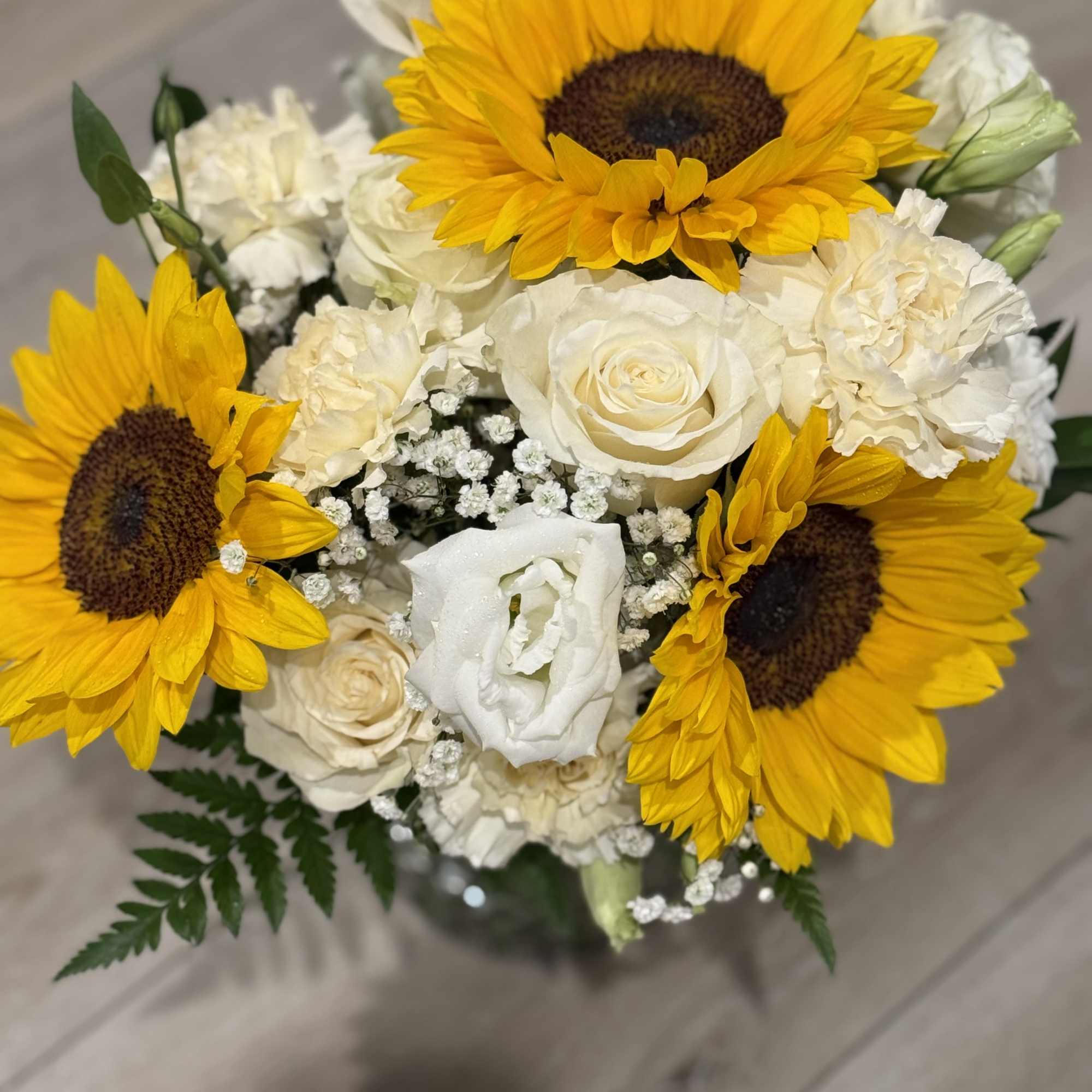 Mix flower arrangement for any occasion 

Sunflowers 
White Roses 
Cream carnations 
White, photo 2 of 2