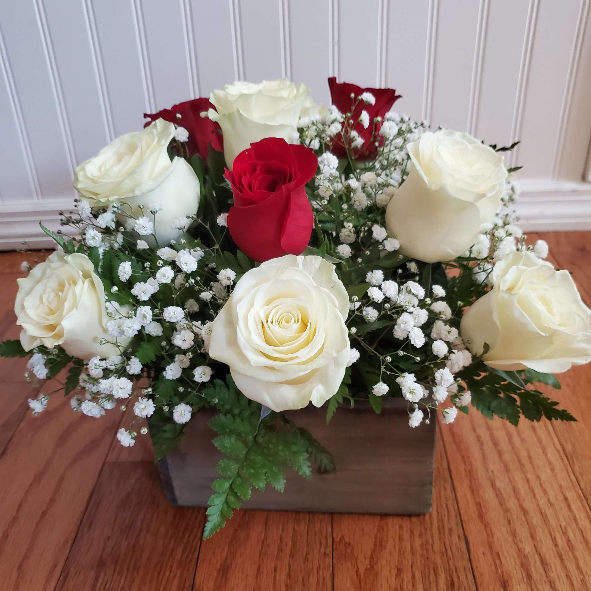 Standard: 9 White and 3 Red Rose's
Deluxe:12 White roses and 6 red