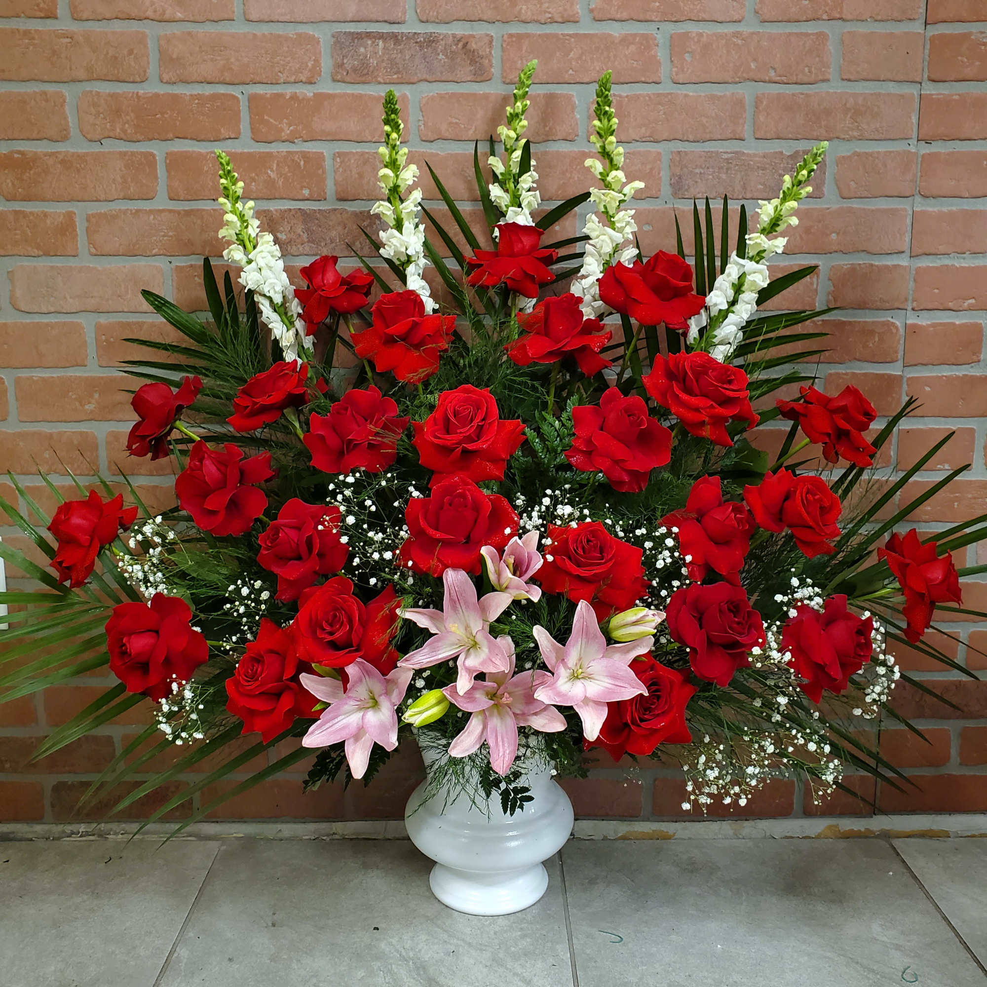 Red roses, pink lilys and white snaps.