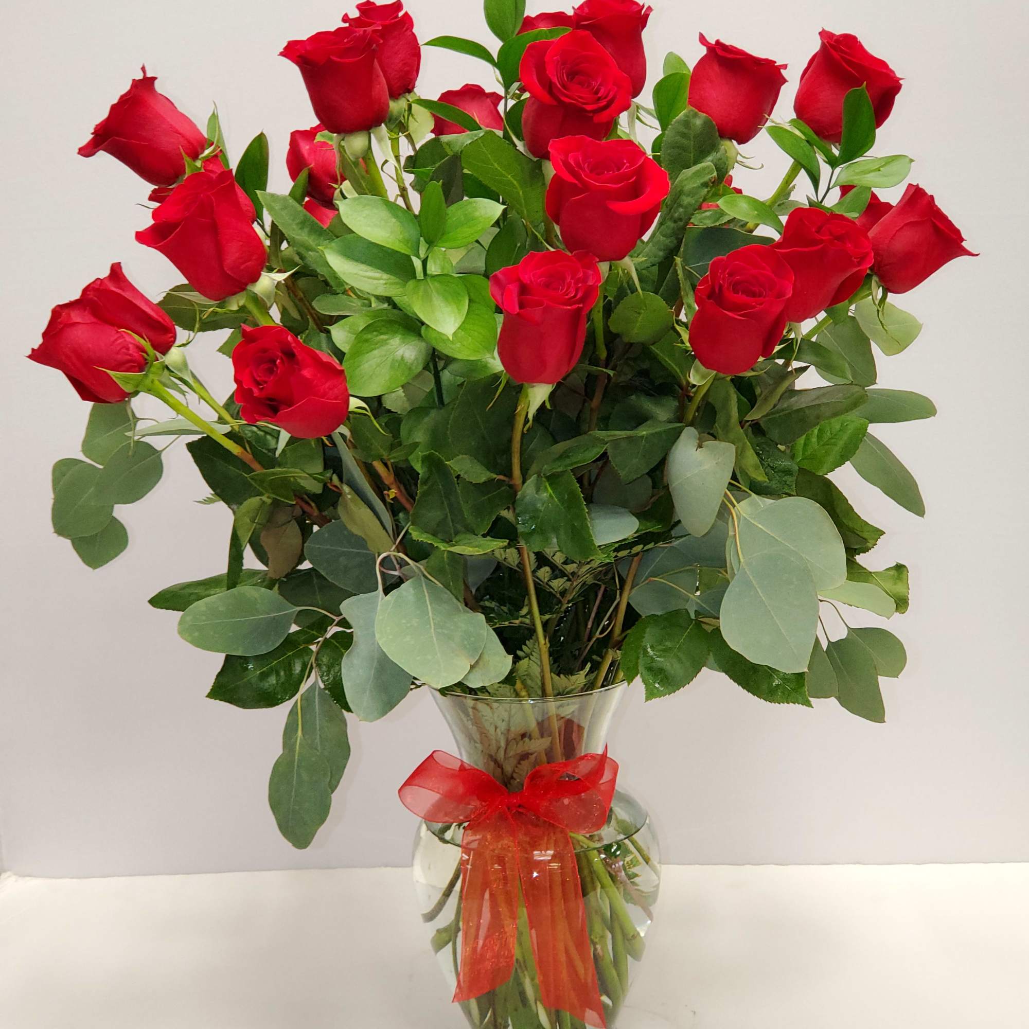 Red Rose's Bouquet is a nice  vase arrangement. We put 3