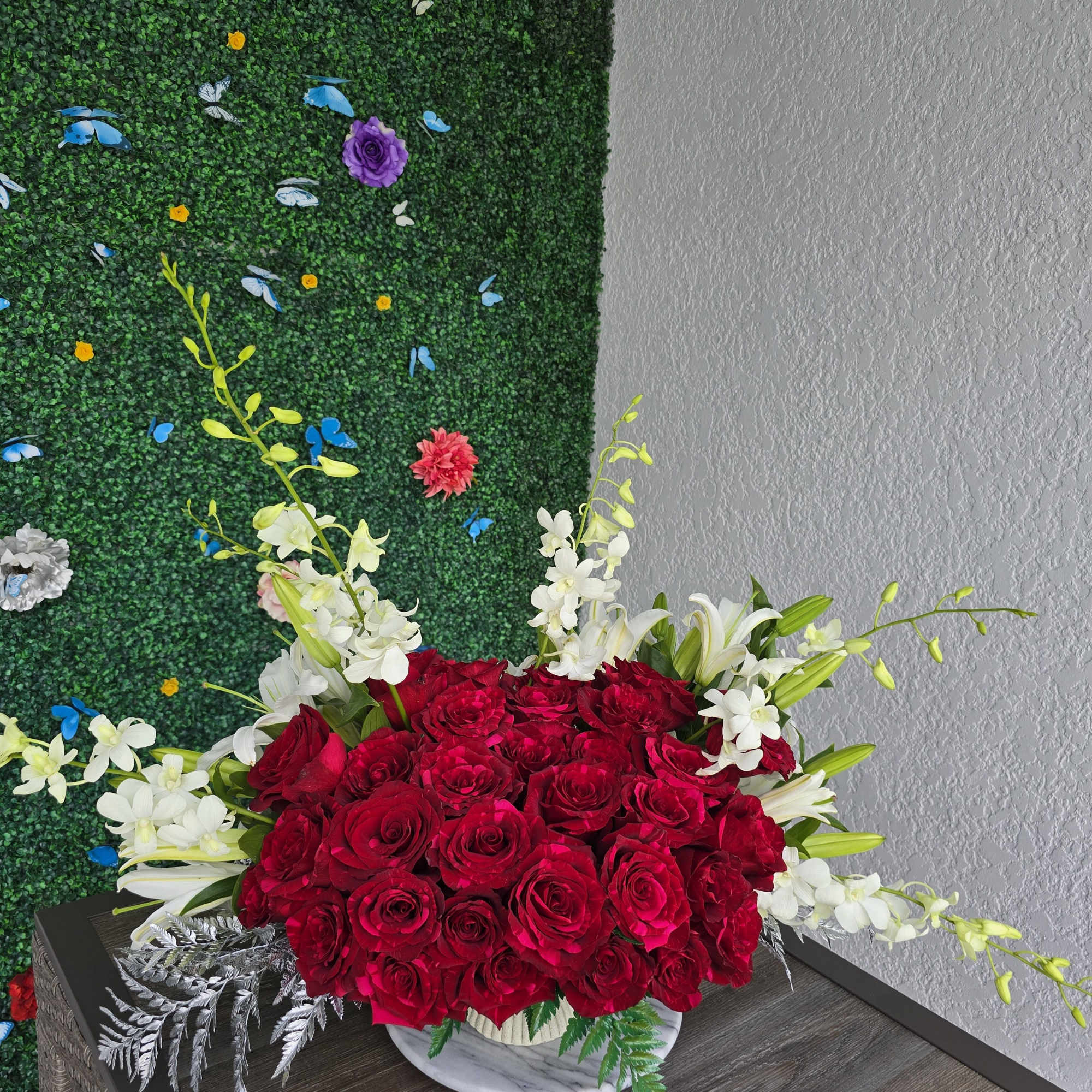Elegant Floral Centerpiece &ndash; Perfect for Hallways &amp; Refined Spaces 
Add a