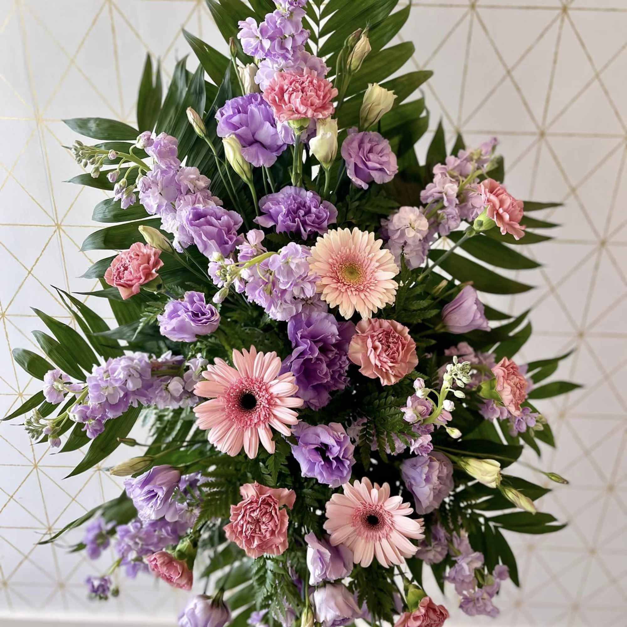 Our Easel Spray is fully customizable in colors and flowers. Easel Sprays