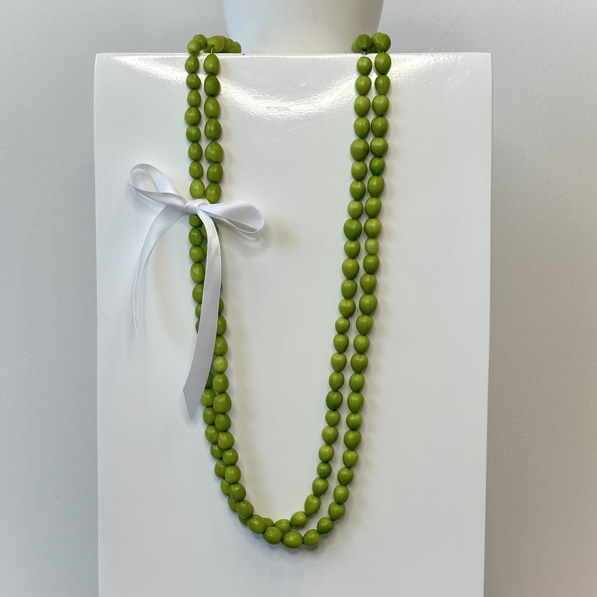 Celebrate tradition and timeless island beauty with the Single Berry Lei, a