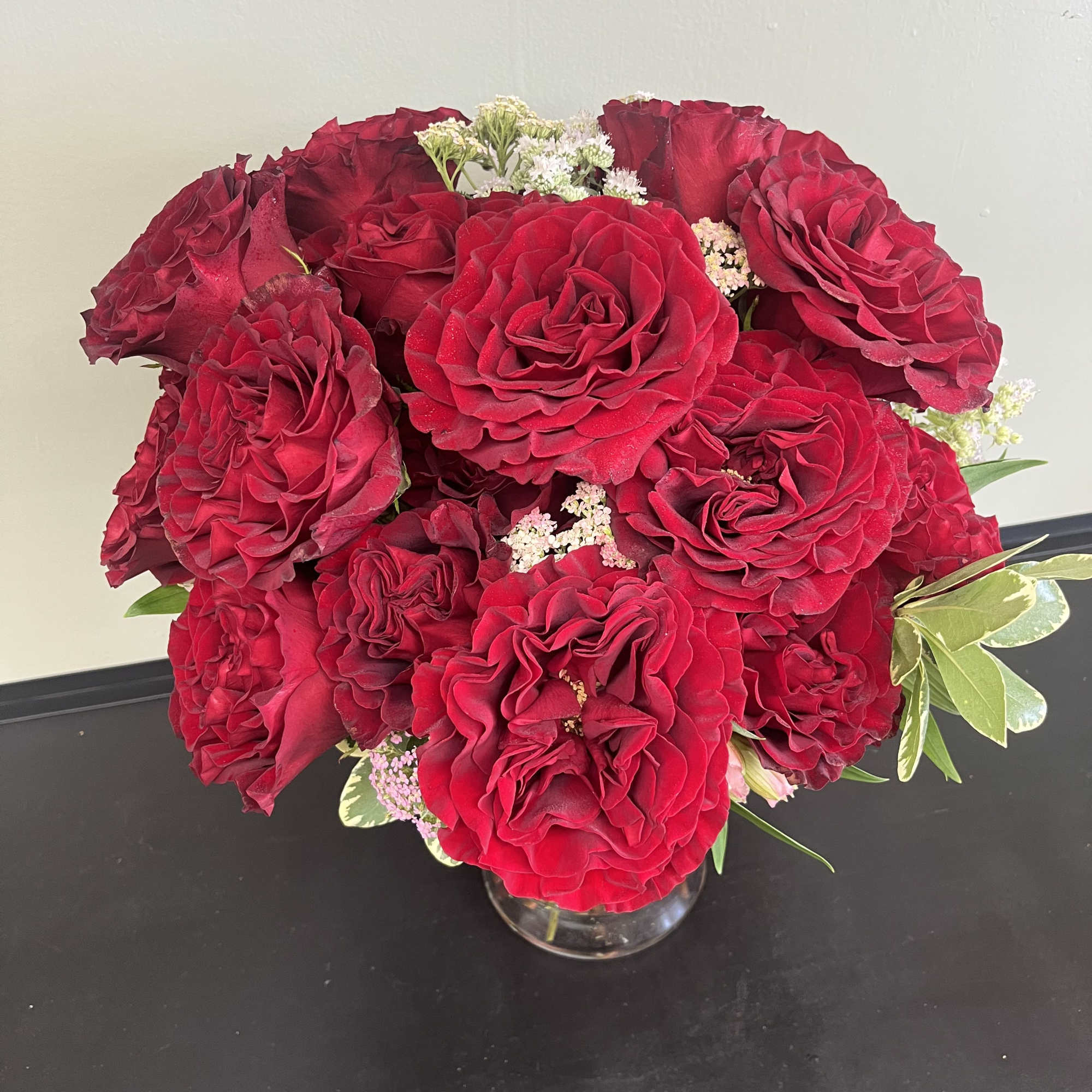 Bouquet of red roses in a clear glass vase, photo 2 of 3