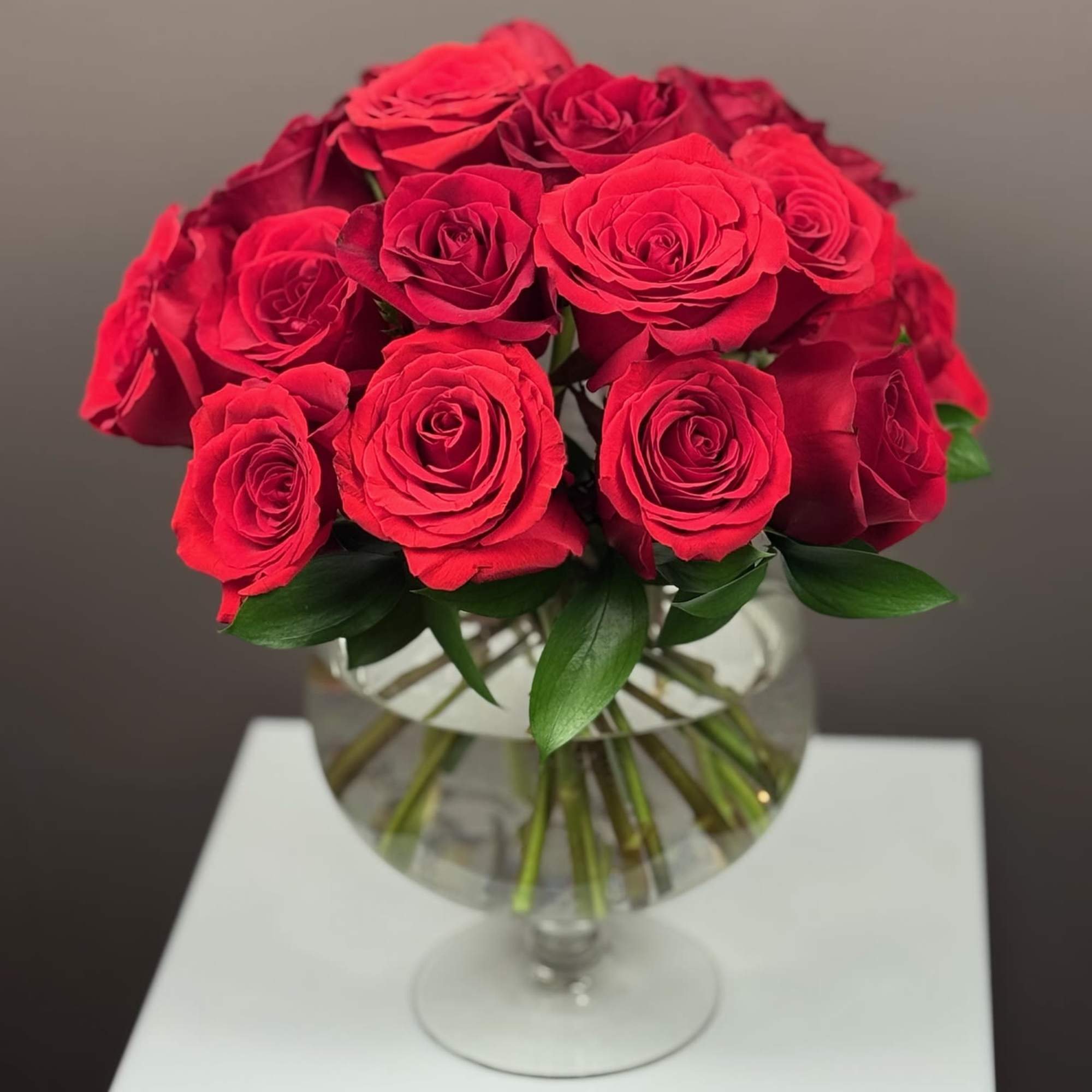 Bouquet of red roses in a clear glass vase, photo 2 of 3