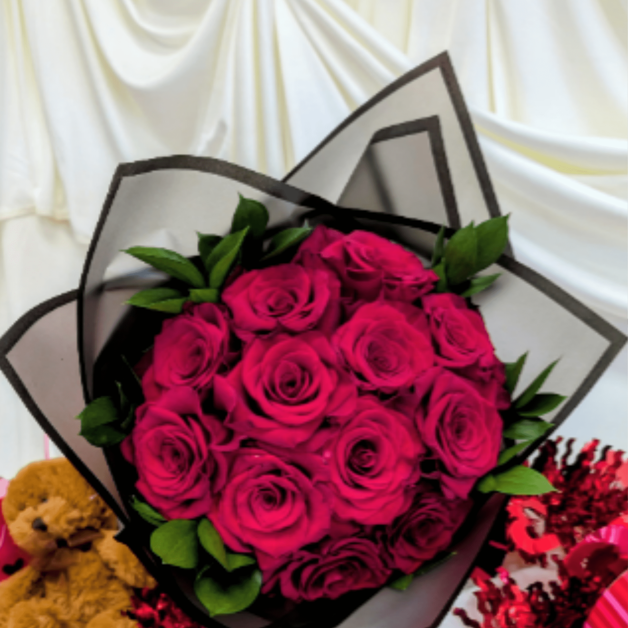 You can never go wrong with a classic dozen! Customize rose color