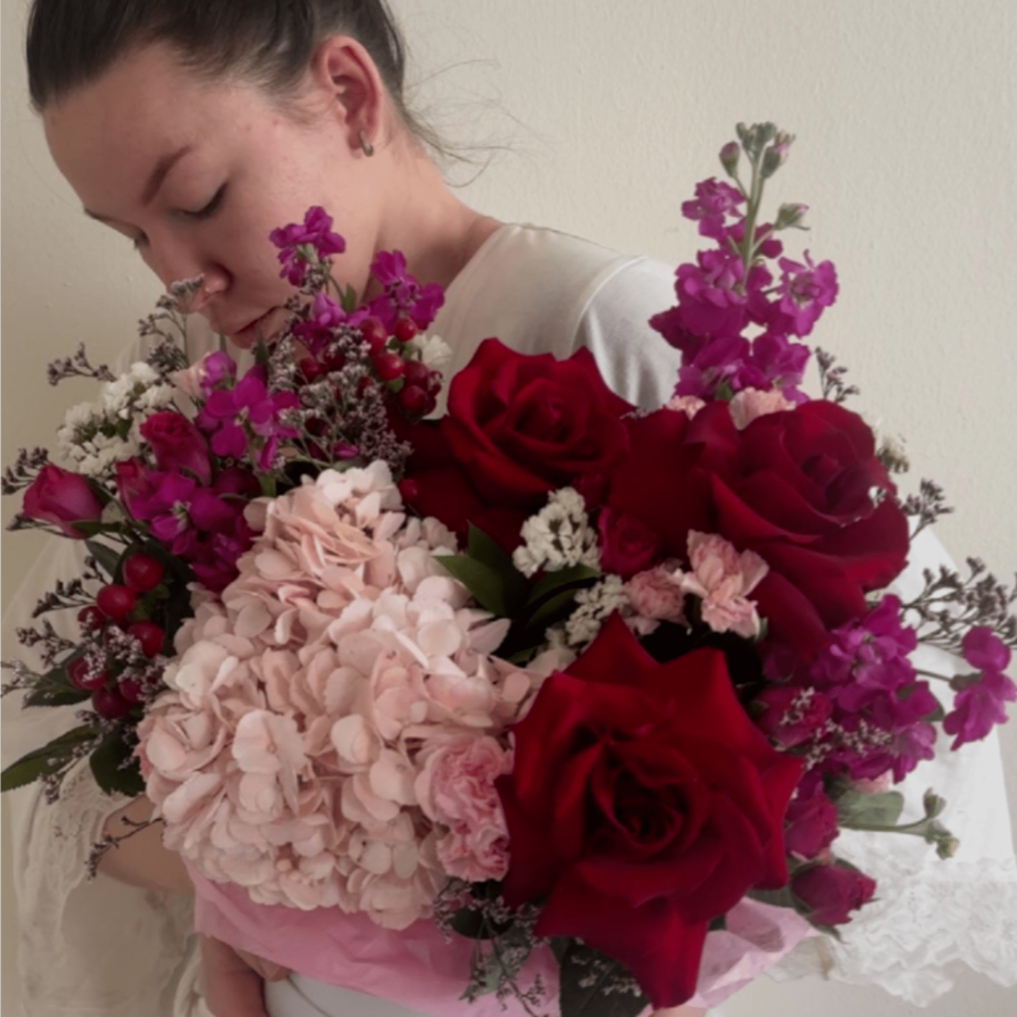 mix of red,light pink and hot pink flowers. Can never go wrong