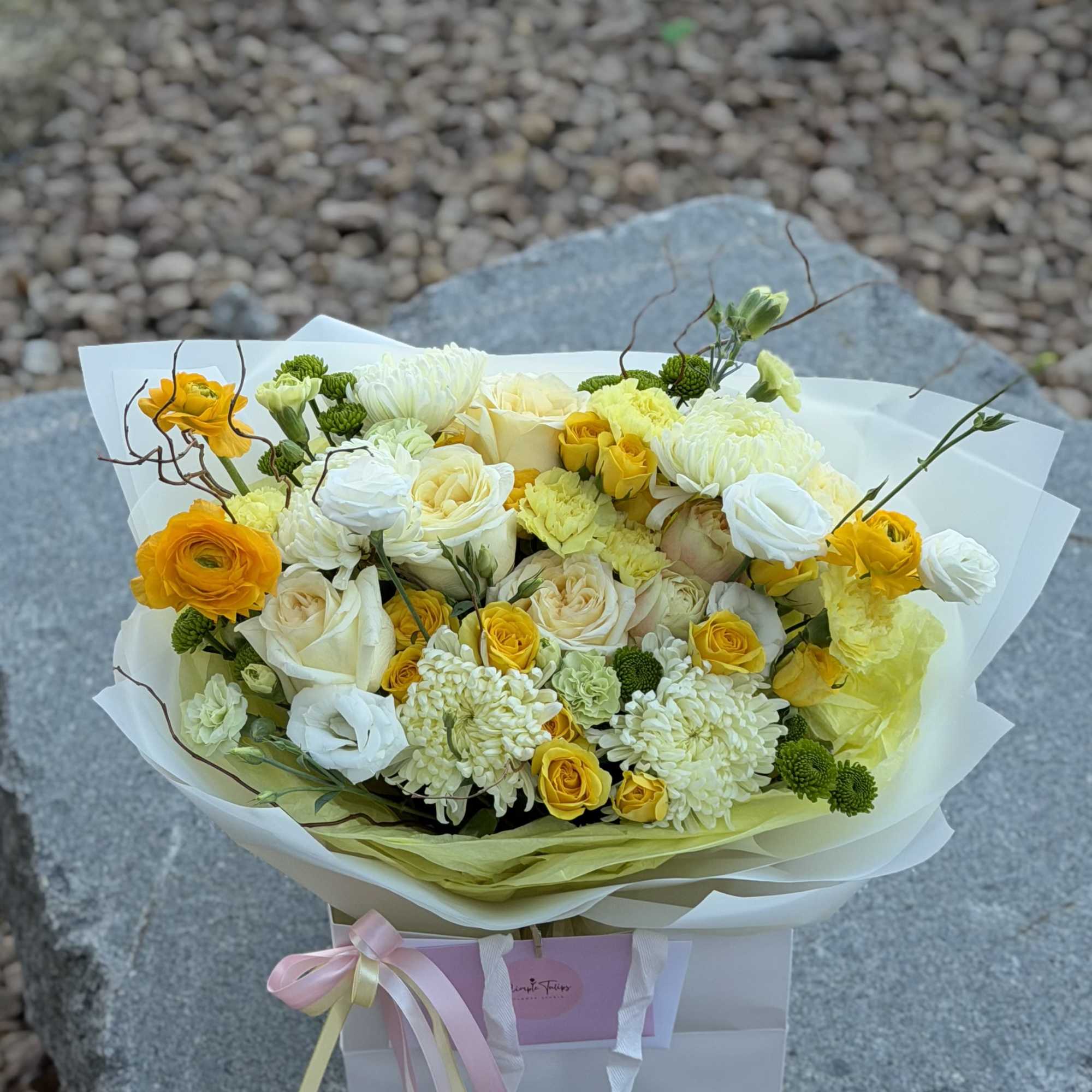A fresh and elegant mix of garden roses, pots, and carnations in