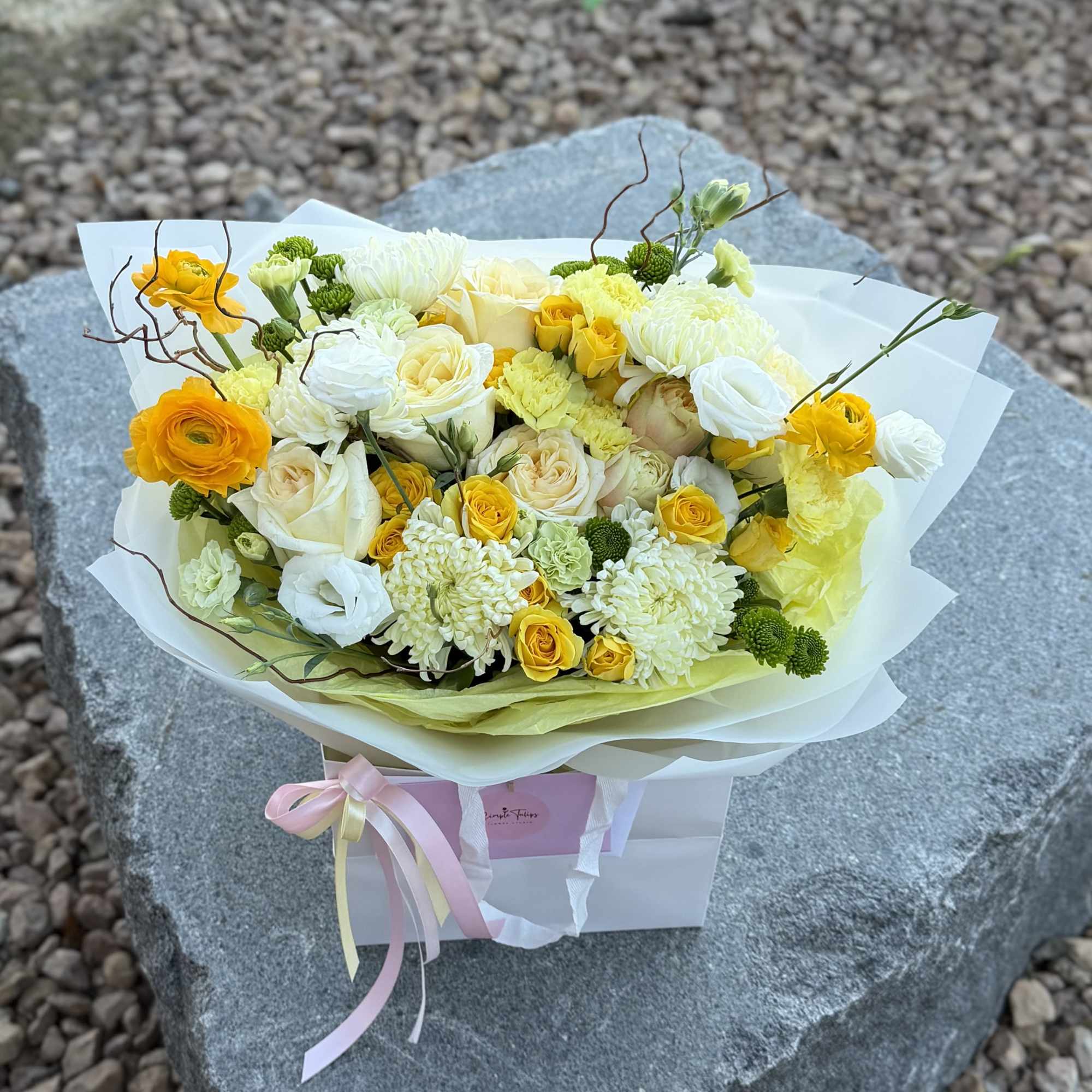 A fresh and elegant mix of garden roses, pots, and carnations in