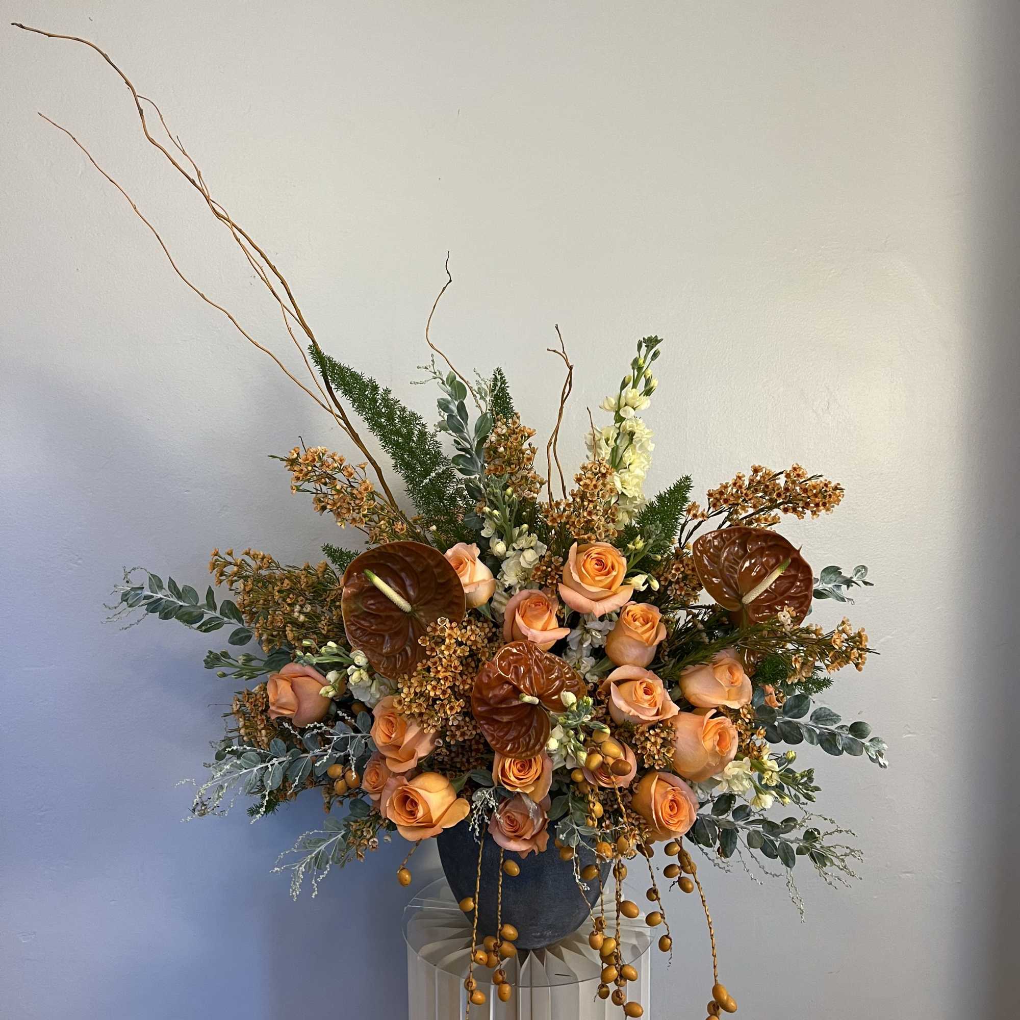warm tones combined with fall flavor. This arrangement is designed to bring