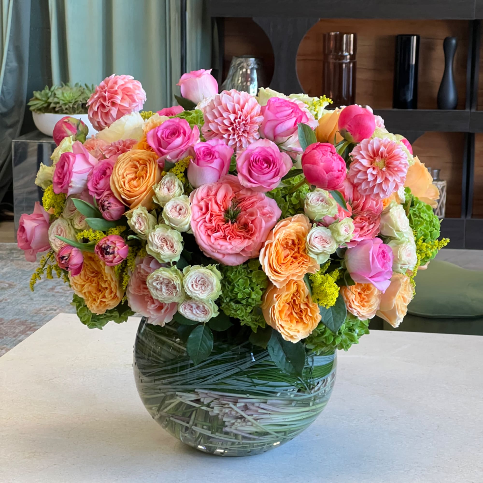 Pink and peach mixed bouquet in a clear glass vase