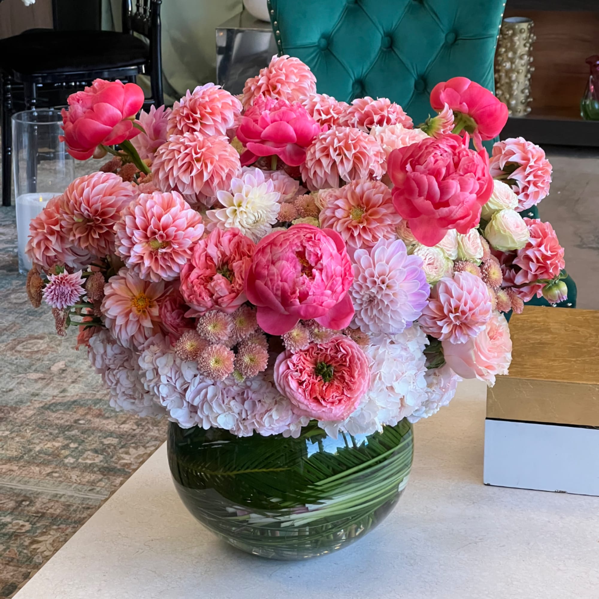 Pink and peach mixed bouquet in a glass vase