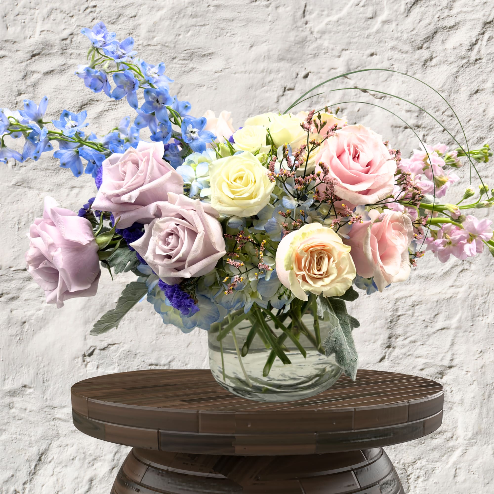 Pastel rose bouquet in a clear glass vase