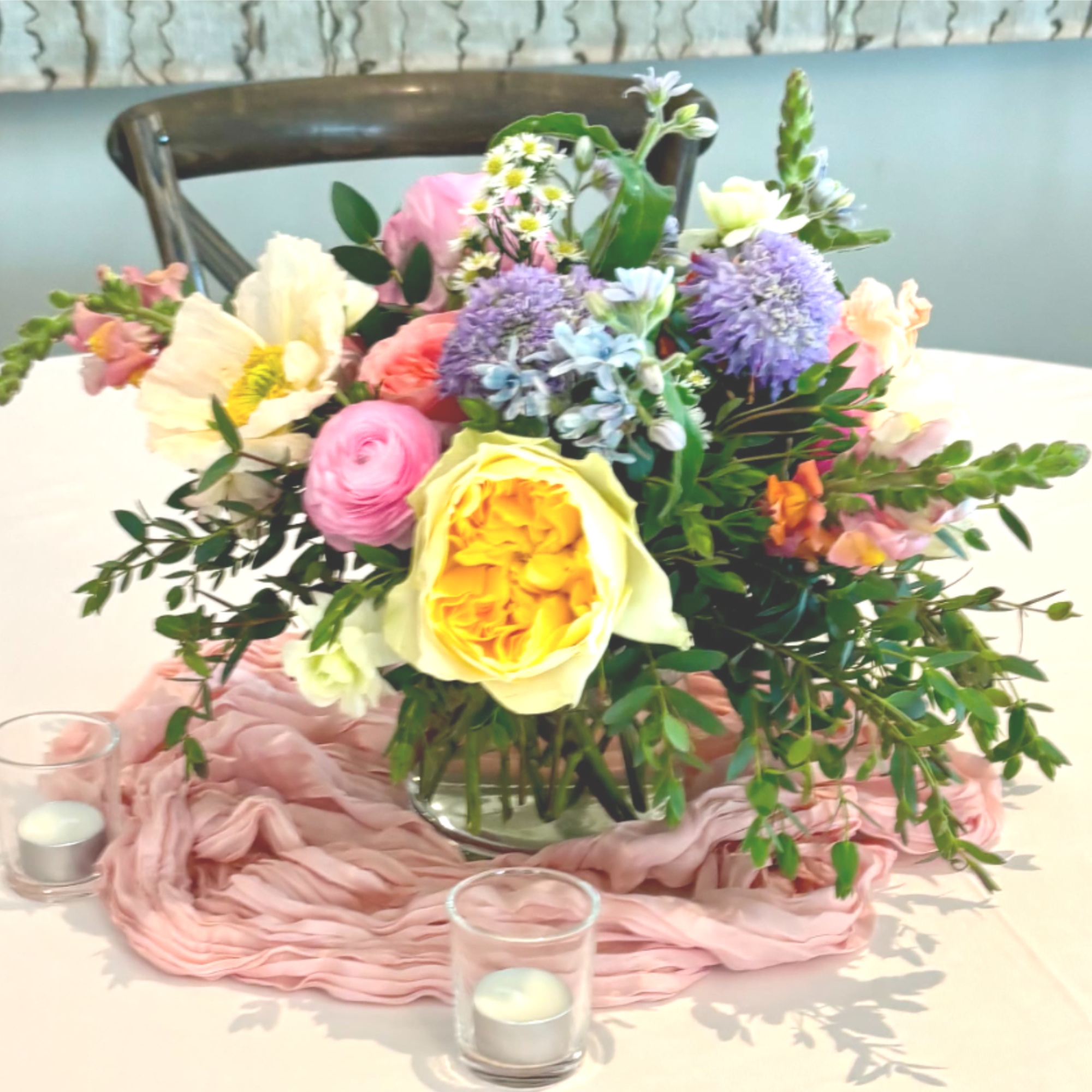 Cylinder Vase (The Standard)
The Vibe: Charming, intimate, and delicate.
A small beautiful collection