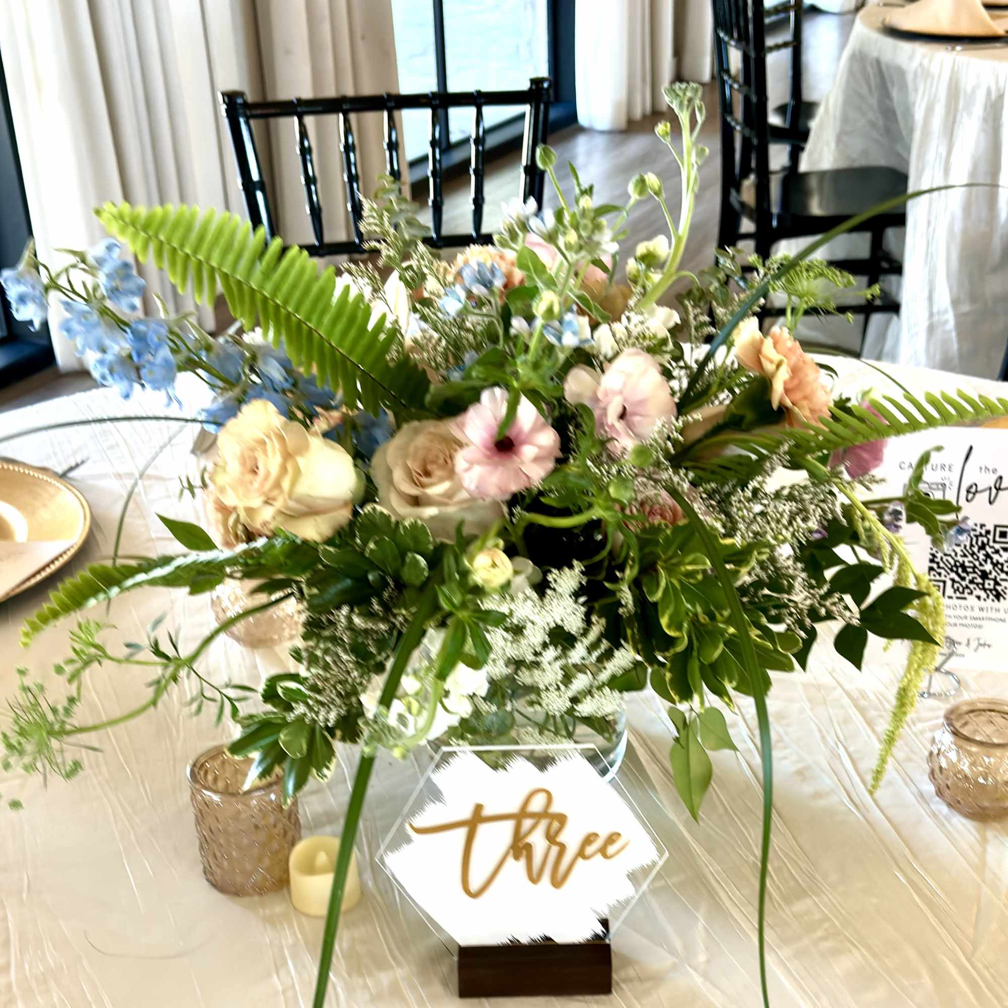 Cylinder Vase (The Standard)
The Vibe: Charming, intimate, and delicate.
A small beautiful collection