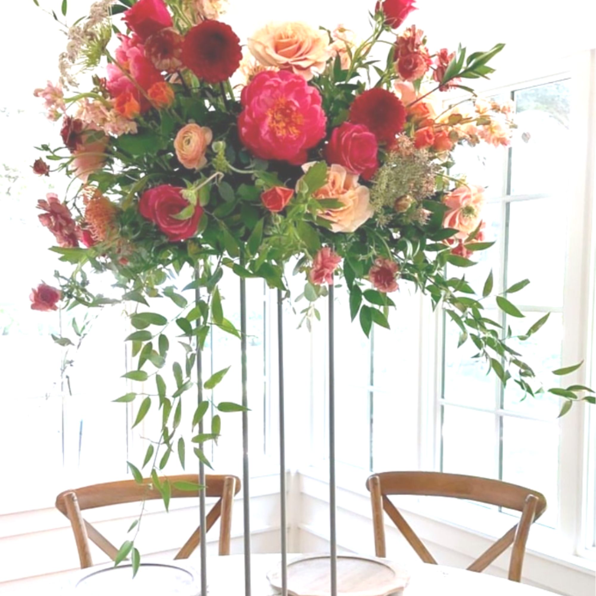 Cylinder Vase (The Standard)
The Vibe: Charming, intimate, and delicate.
A small beautiful collection