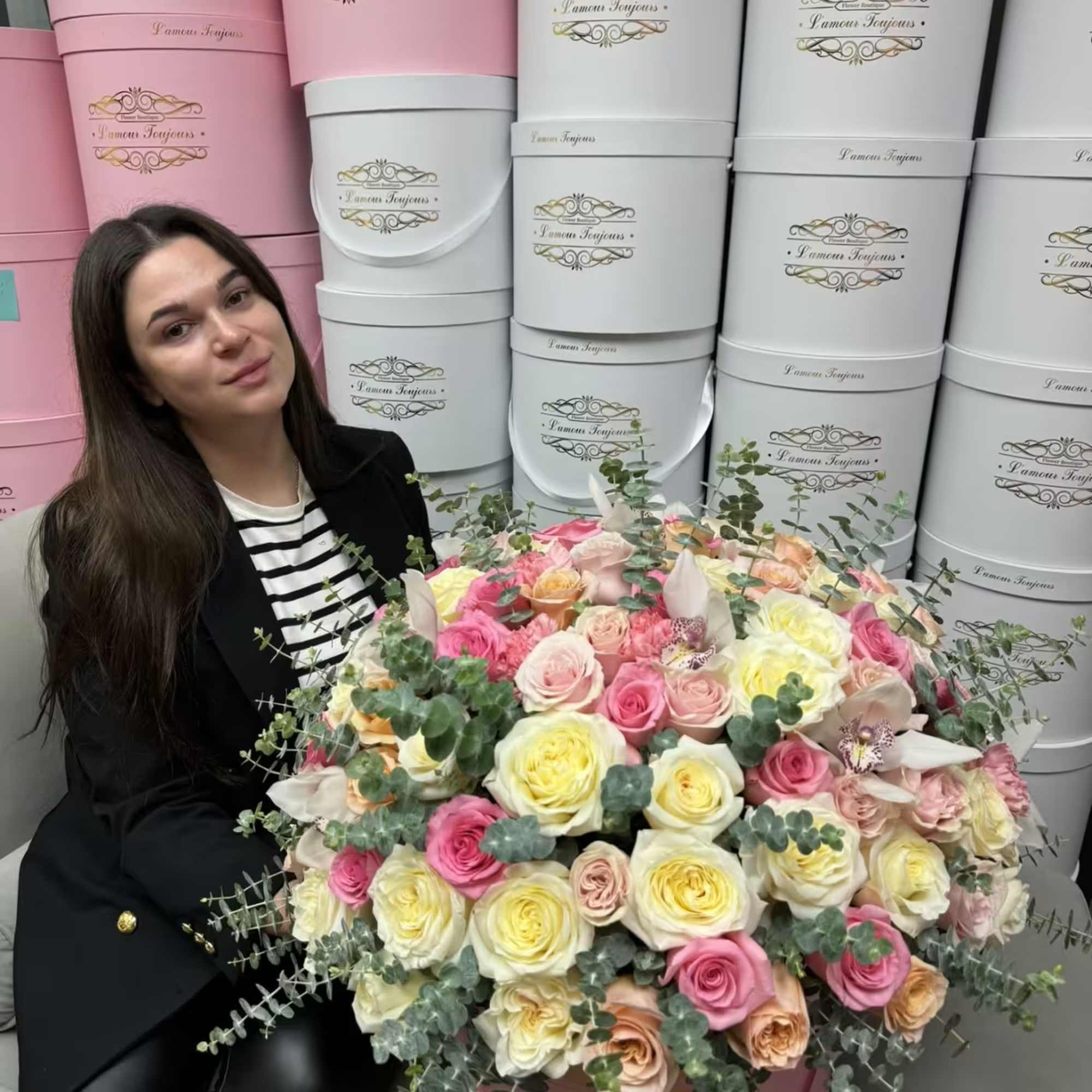 Large pastel rose bouquet in a pink round box