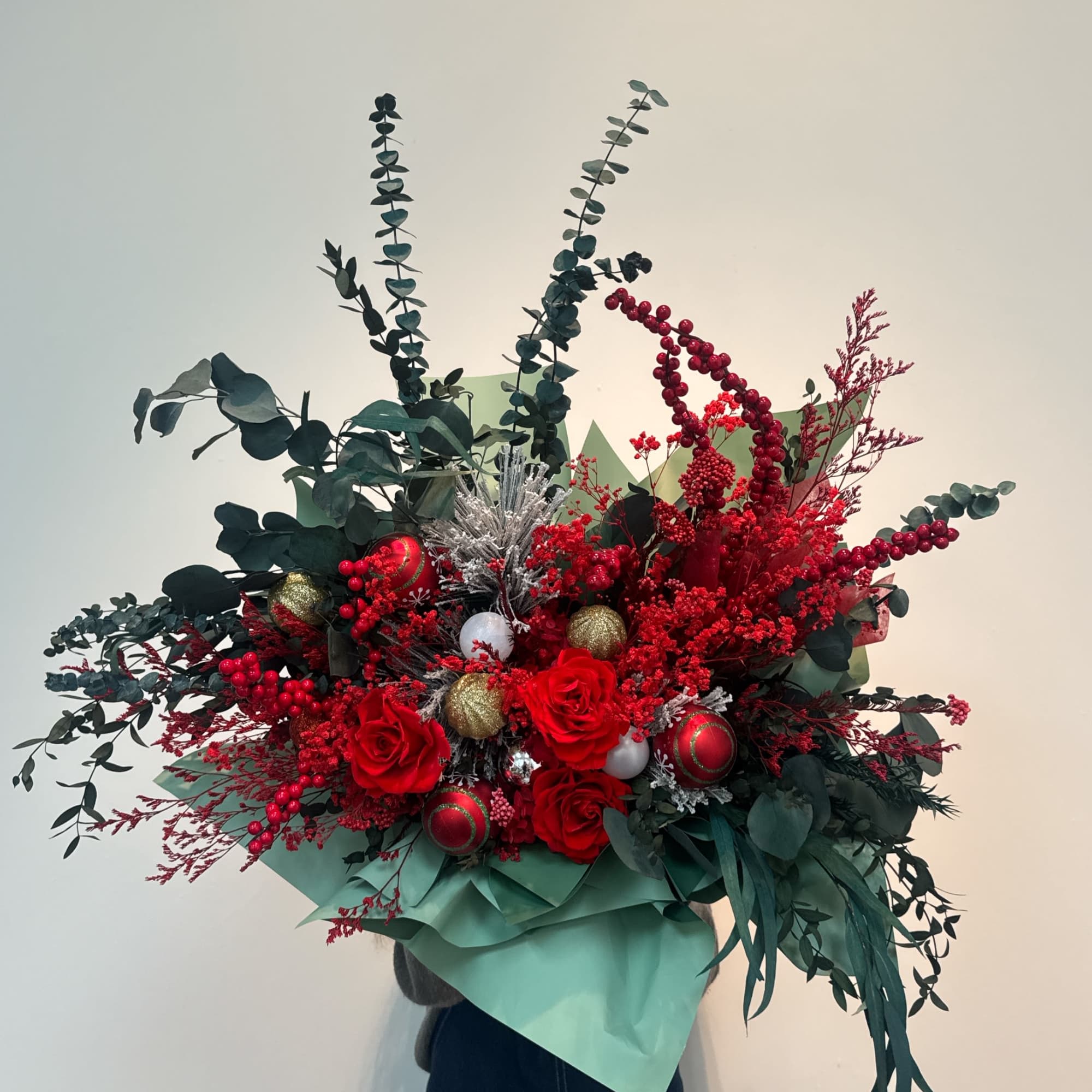 This is a Christmas-themed basket, mainly composed of red roses, eucalyptus leaves, photo 2 of 3