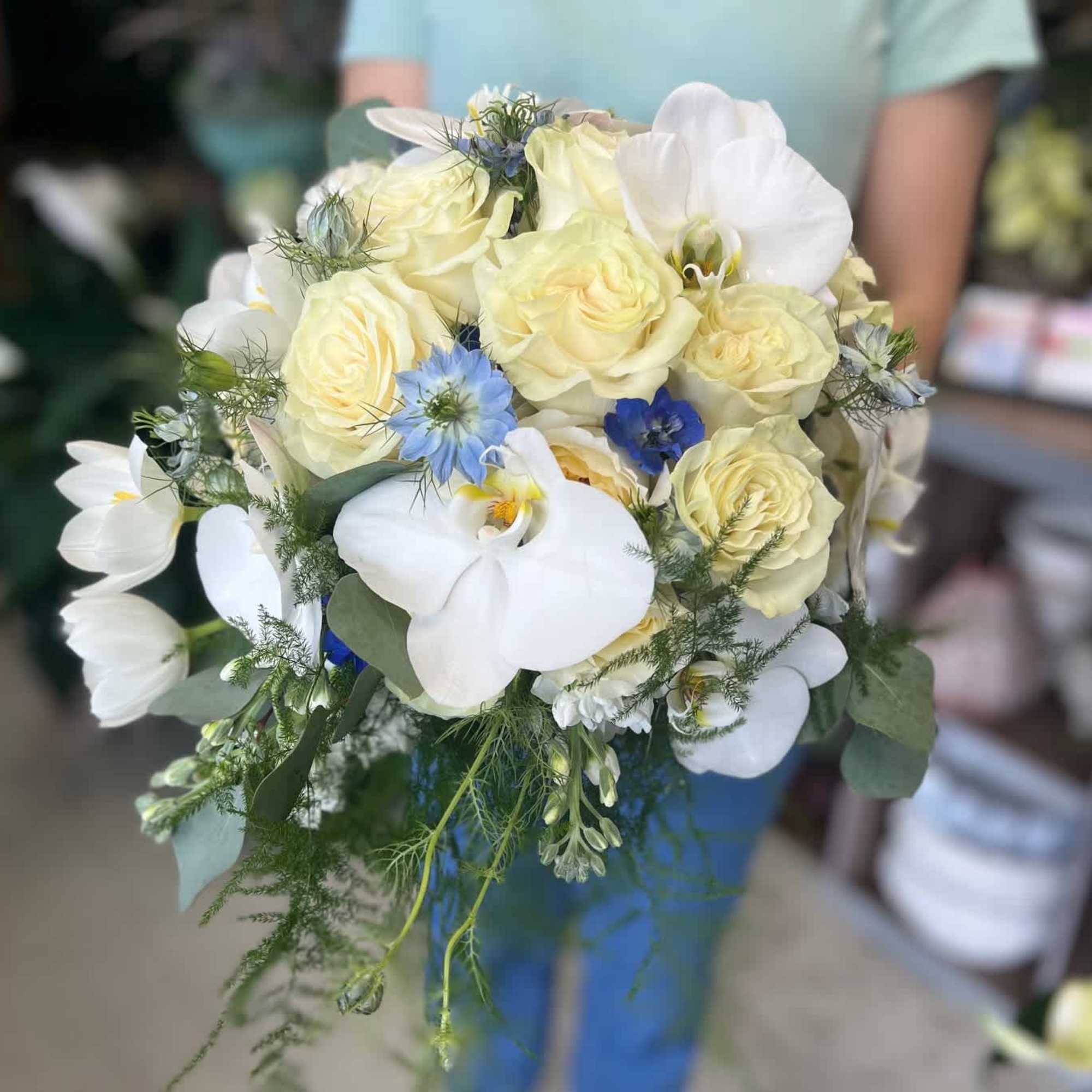 This is a wedding package that included below:
1 Bridal Bouquet
1 Bridesmaid bouquet
1