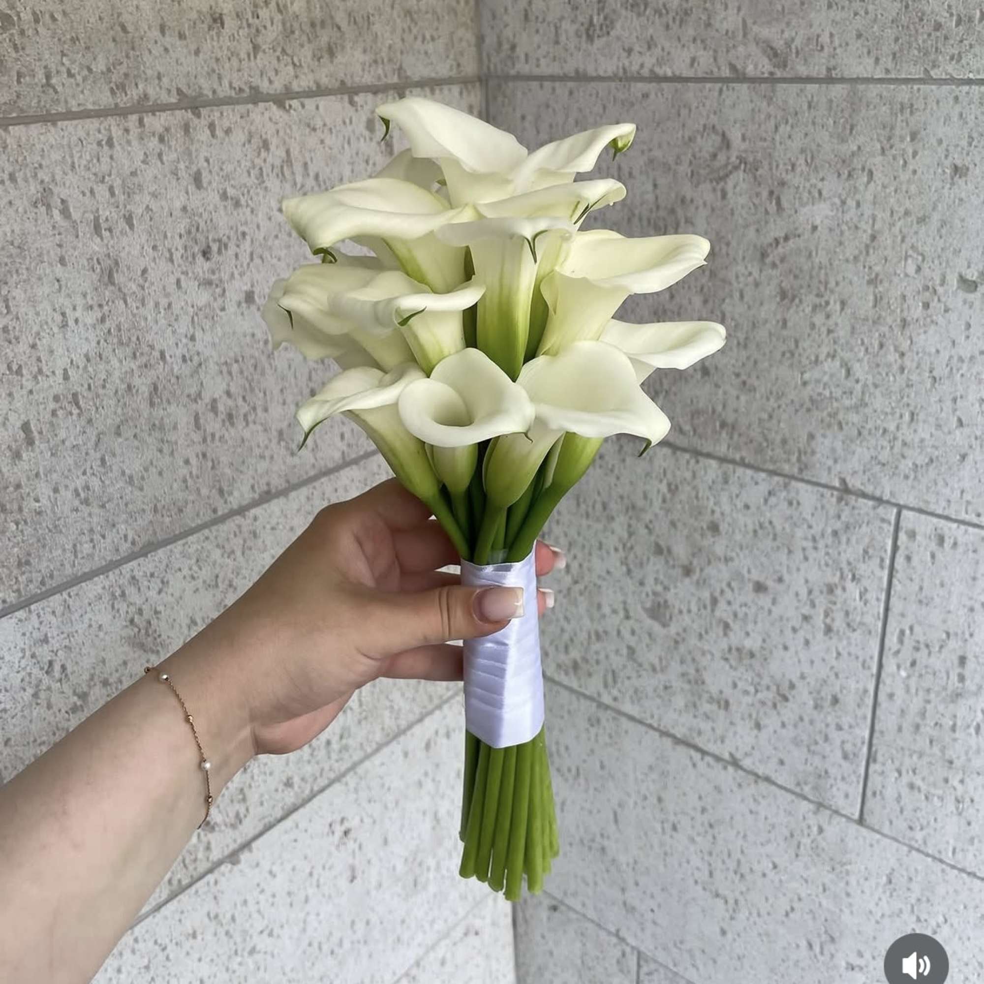 this bouquet has over 12 calla lilys , photo 2 of 3
