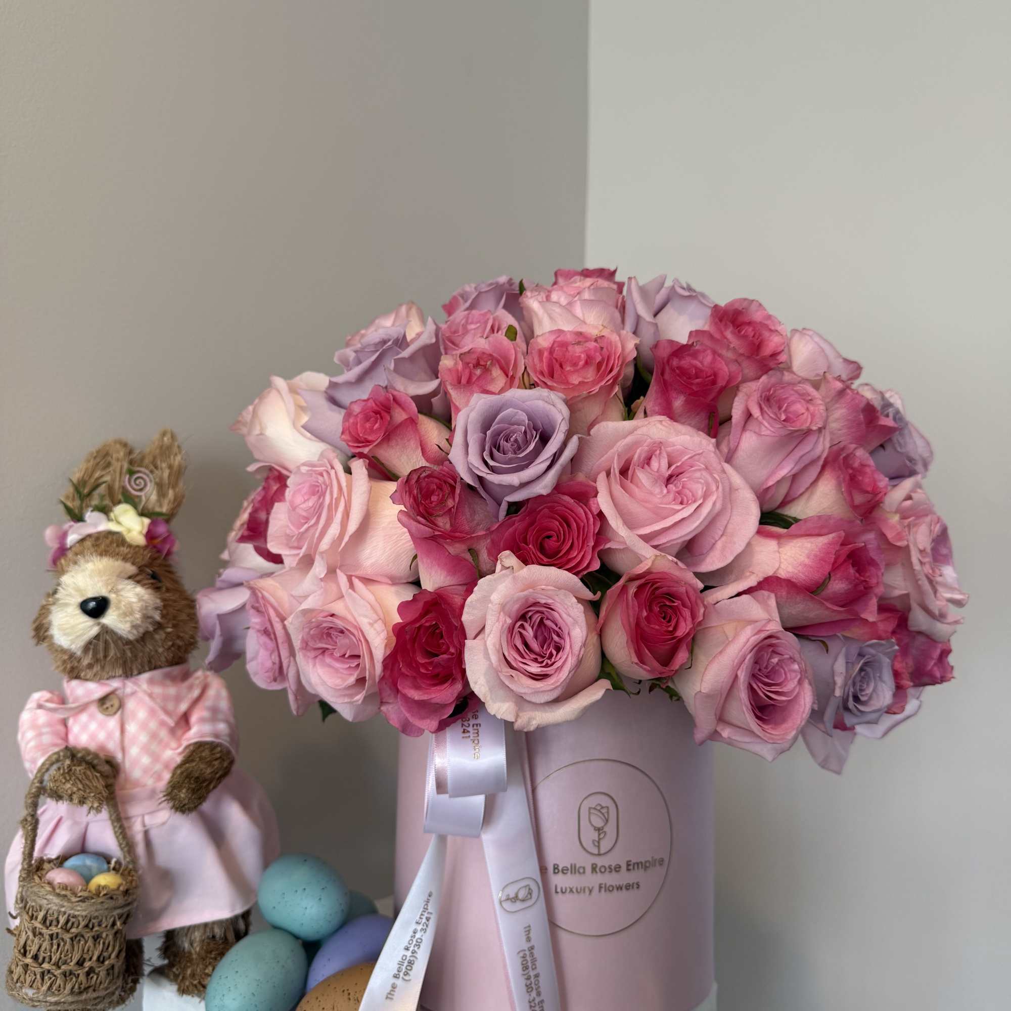 Beautiful personalized box with pink satin finishes accompanied by natural roses chosen, photo 2 of 4