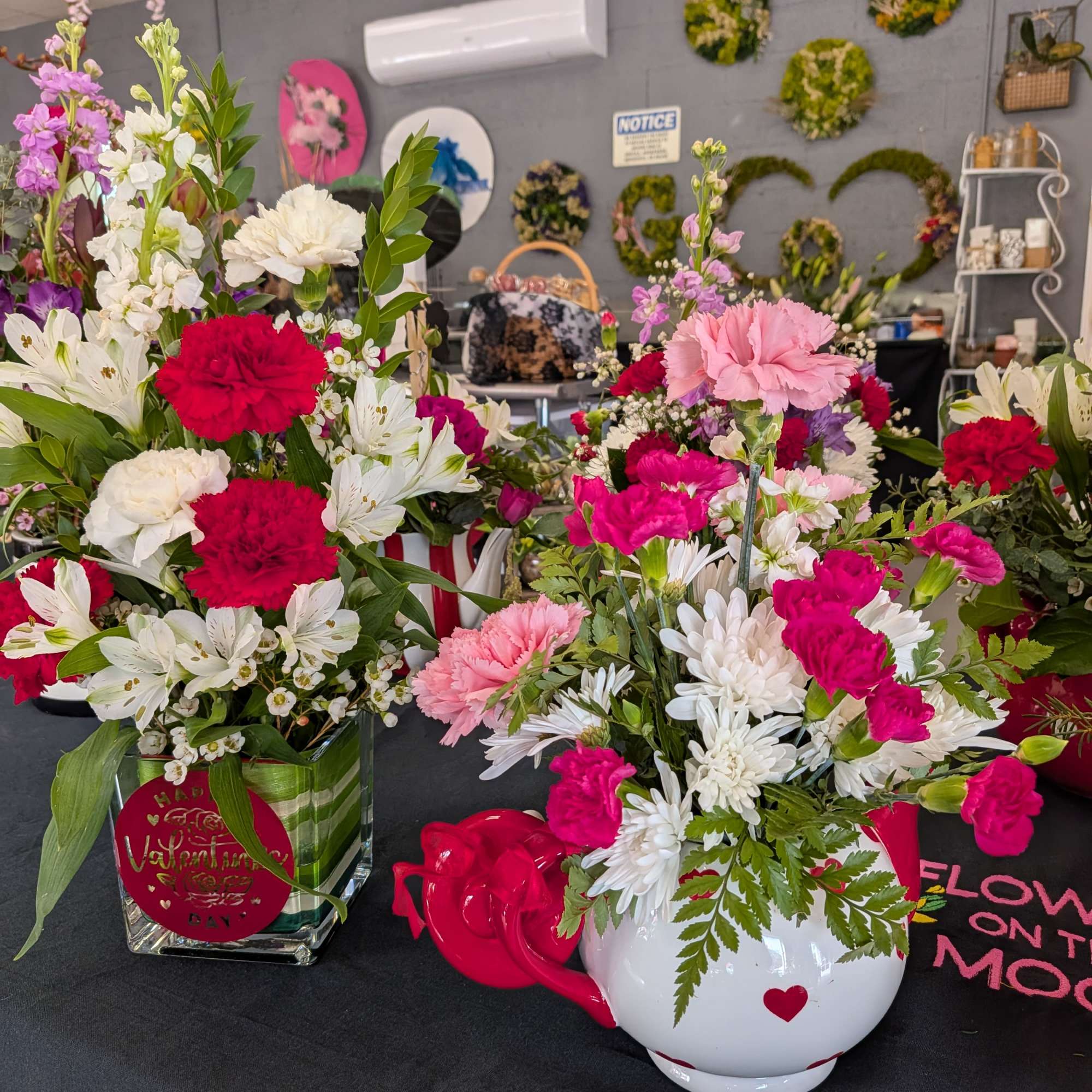 Beautiful usable tea pots with a variety of flowers, photo 2 of 4