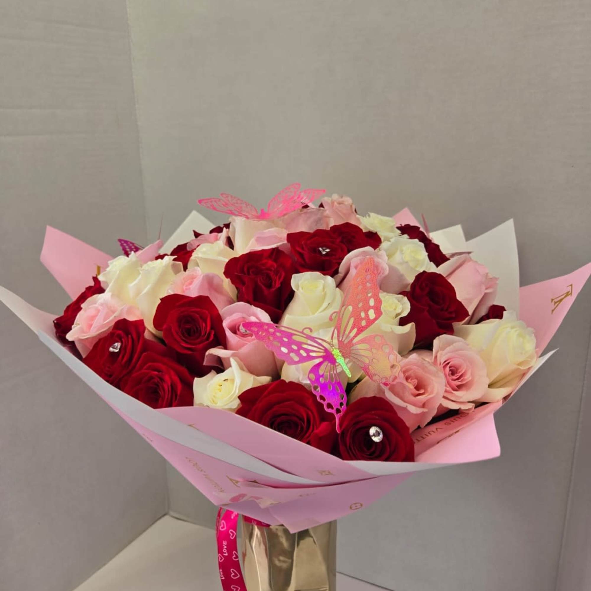 Don't miss the opportunity to give this beautiful buch&oacute;n bouquet, combined with, photo 2 of 2