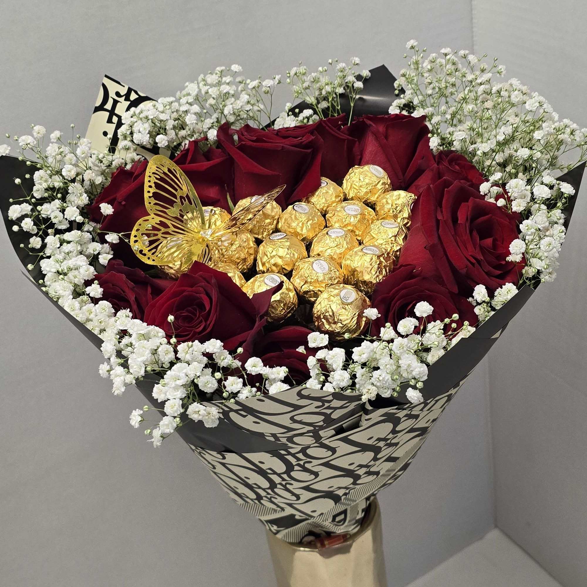 This is a beautiful bouquet of red roses and a heart of, photo 2 of 2