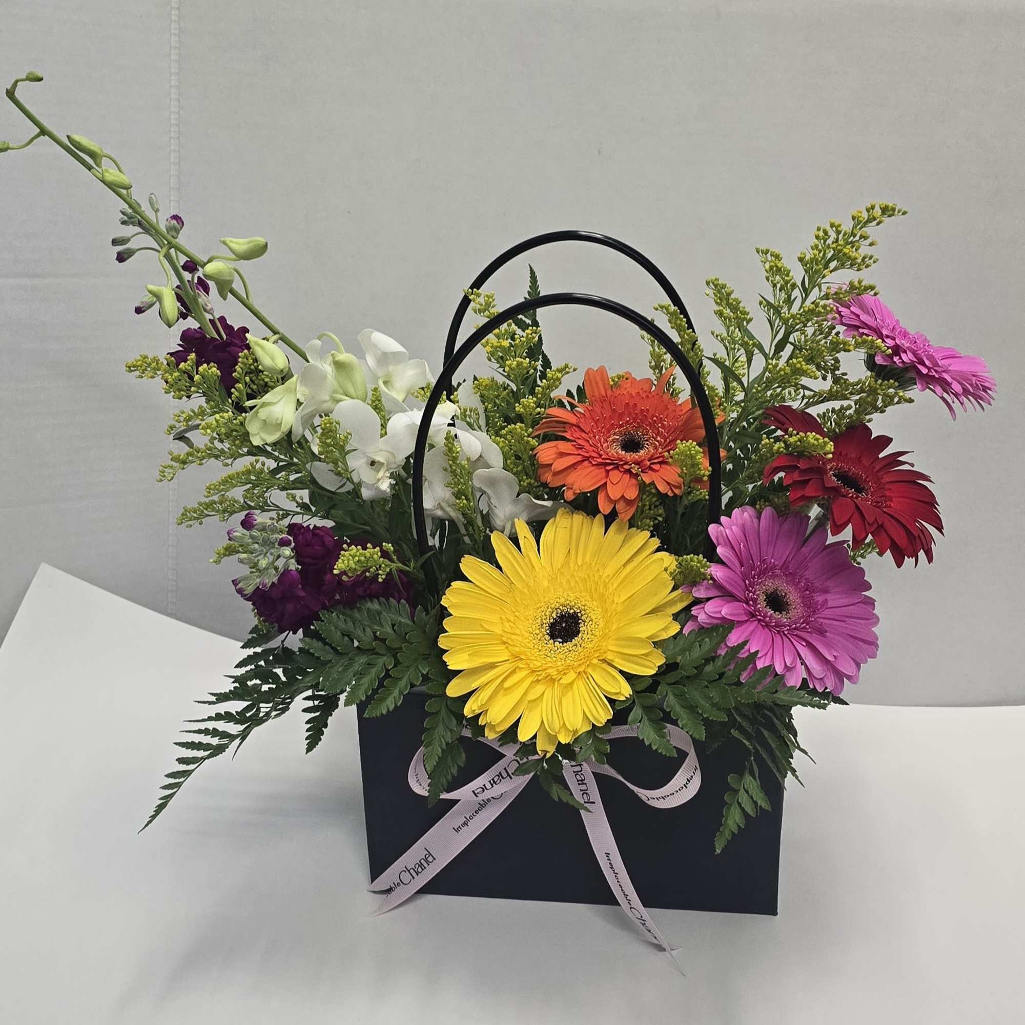 The perfect gift : a beautiful bag with fresh and colorful flowers, photo 2 of 3