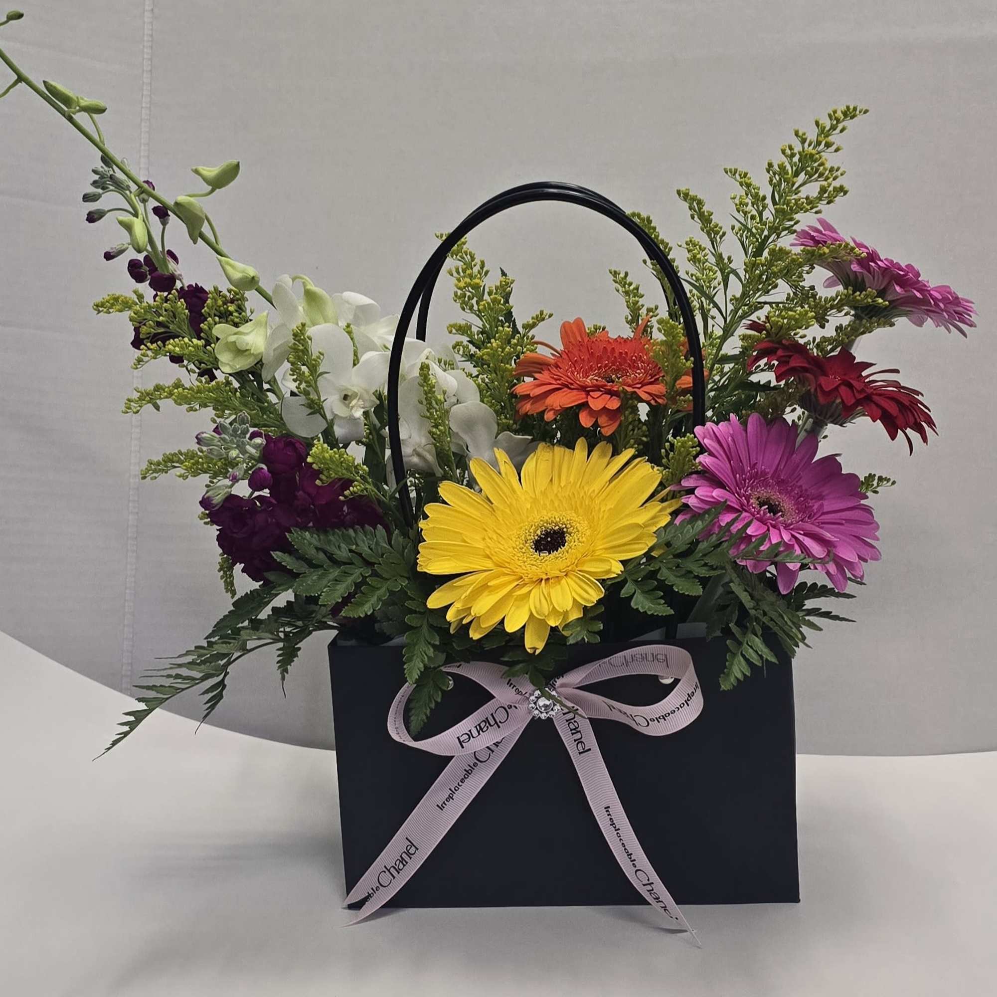 The perfect gift : a beautiful bag with fresh and colorful flowers, photo 3 of 3