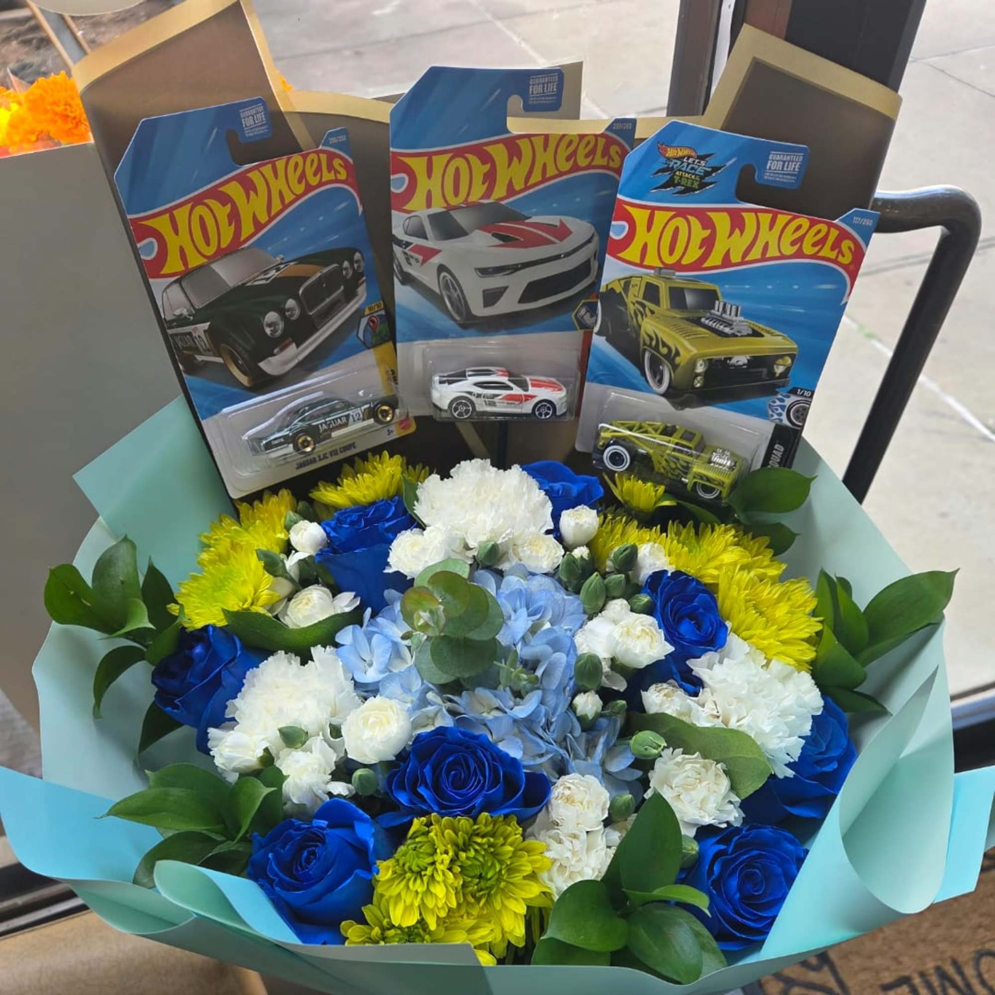 Hot wheels bouquet with a Vivid royal-blue roses and playful Hot Wheels, photo 3 of 4