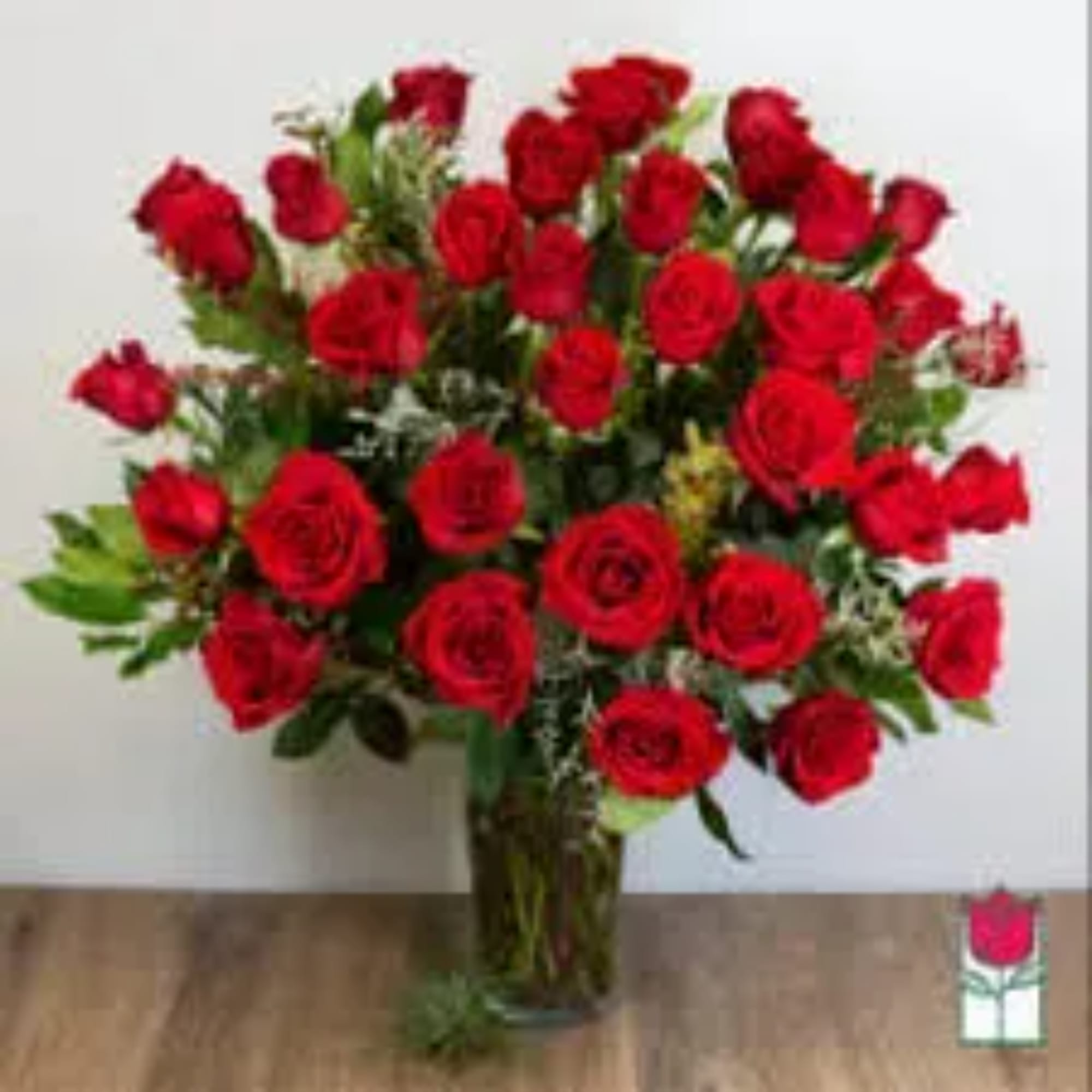 Bouquet of red roses in a clear glass vase, photo 2 of 2