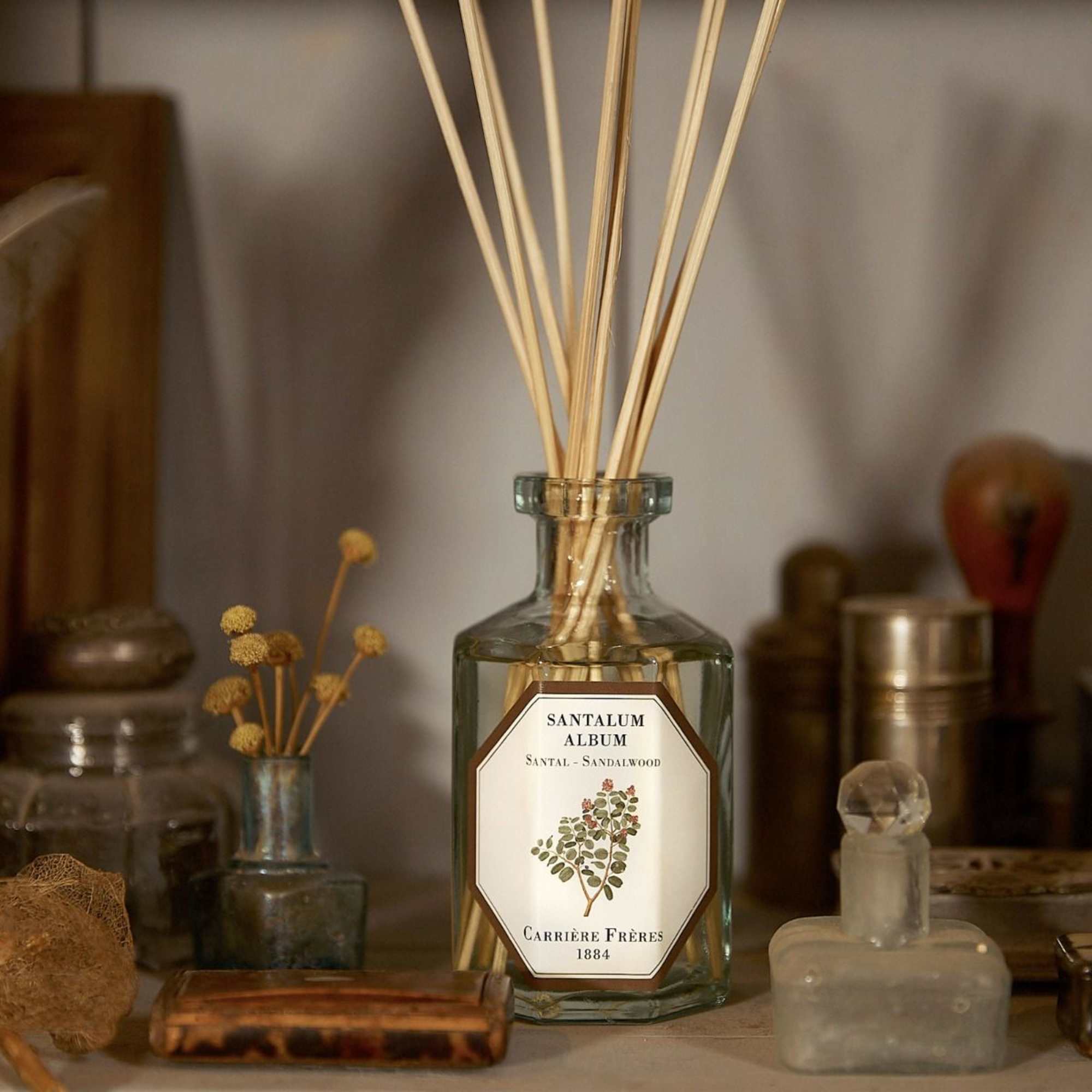 Glass reed diffuser bottle with wooden sticks