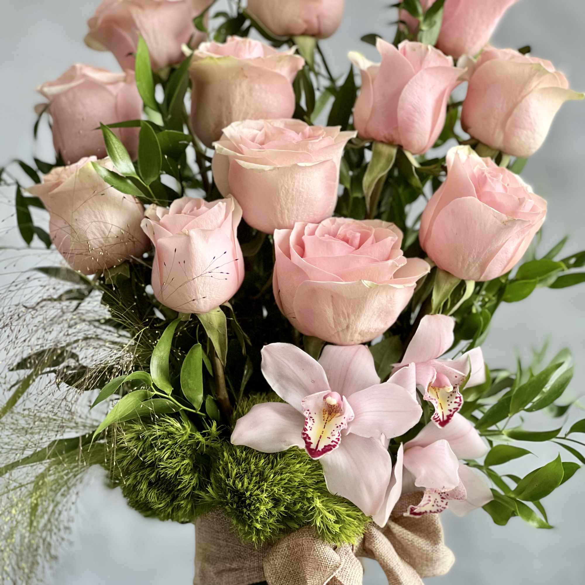 Simple elegance.... this lovely glass footed vase holds 1 dozen Imported Ecuadorian, photo 4 of 6