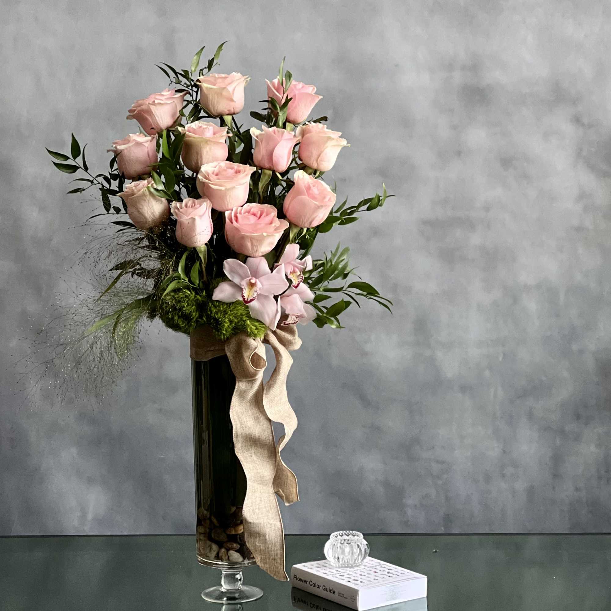 Simple elegance.... this lovely glass footed vase holds 1 dozen Imported Ecuadorian, photo 3 of 6