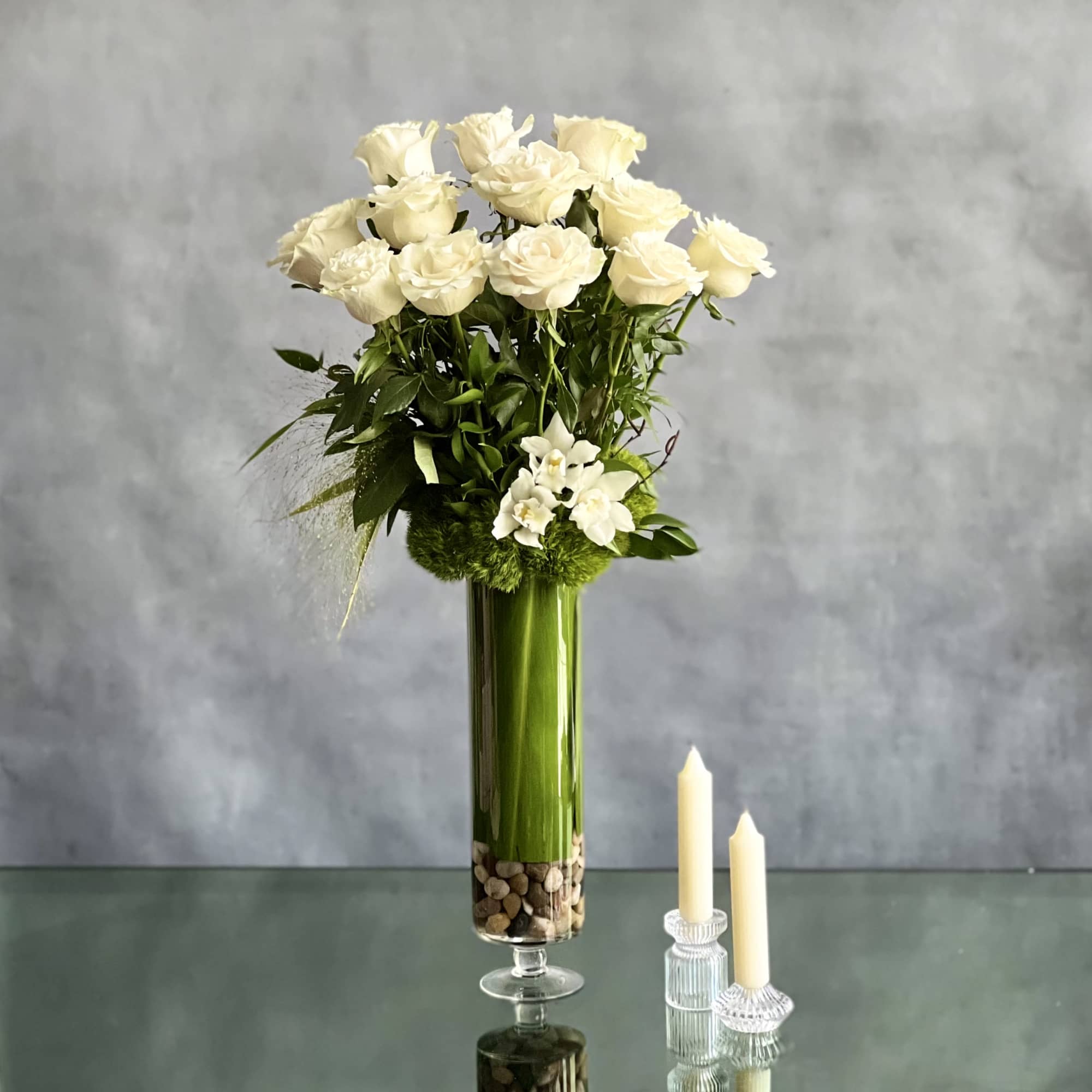 Simple elegance.... this lovely glass footed vase holds 1 dozen Imported Ecuadorian, photo 5 of 6