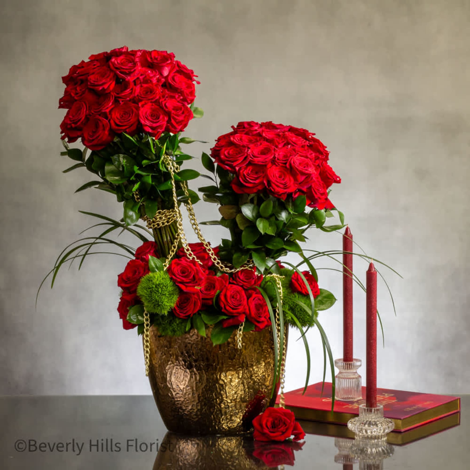 Experience the ultimate luxury with our striking display of red roses, elegantly, photo 4 of 6