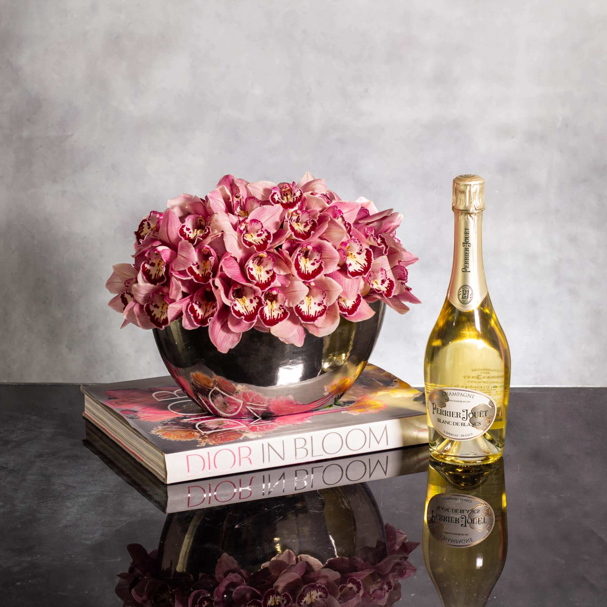 Delight in the captivating beauty of a modern floral creation featuring