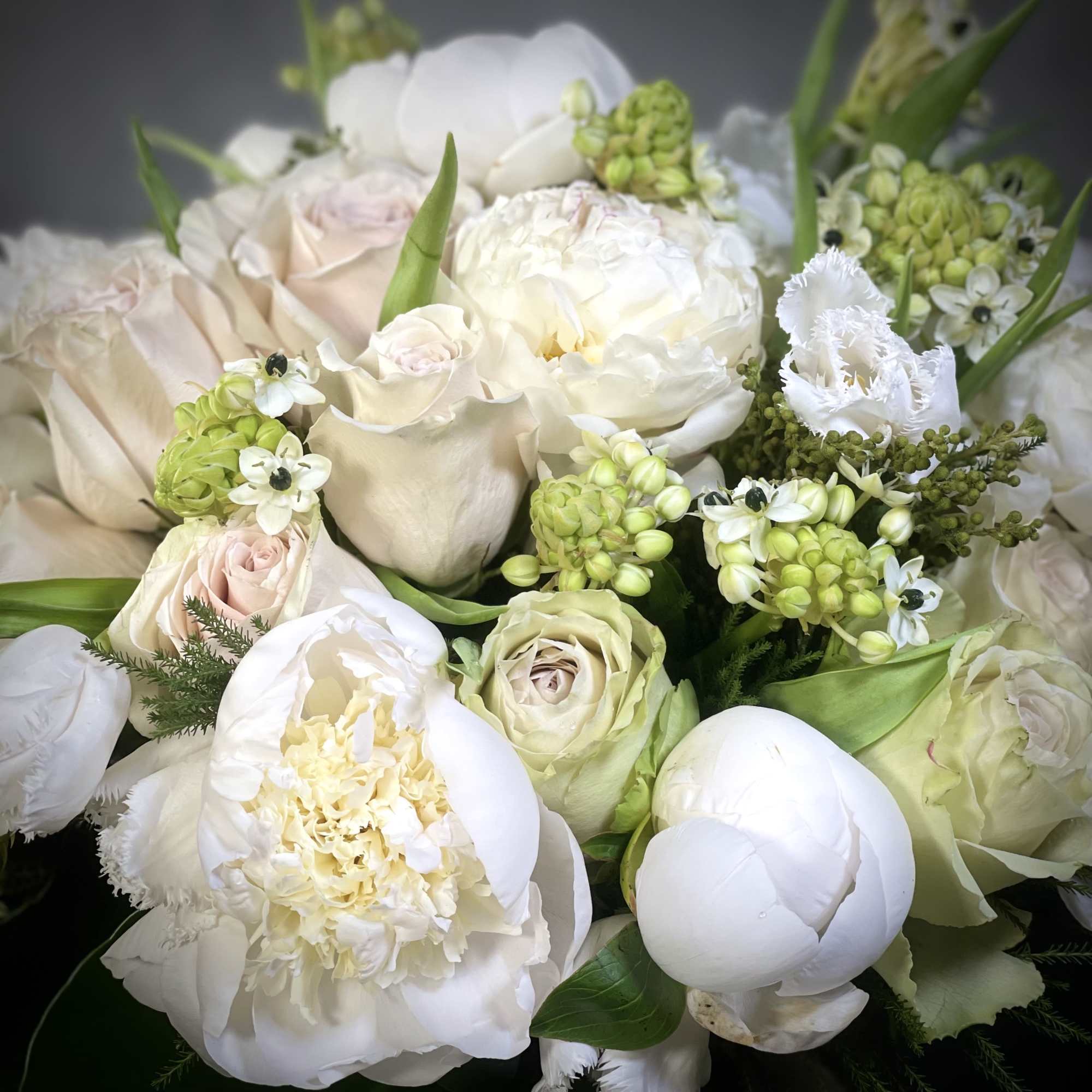 A dreamy arrangement that's been classically made. This piece is a charming, photo 2 of 2