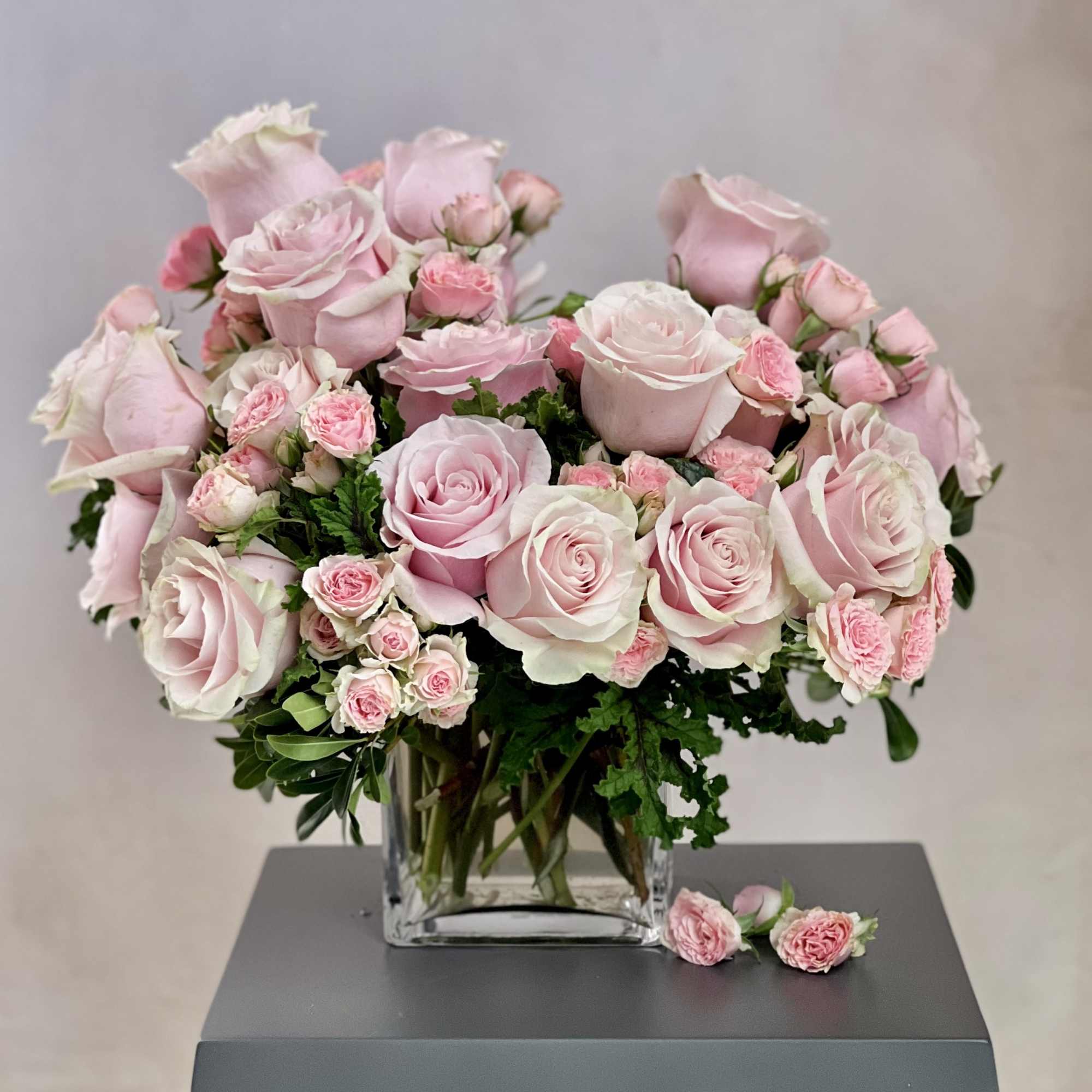 Pink roses and spray roses arranged in a clear glass vase, photo 2 of 4